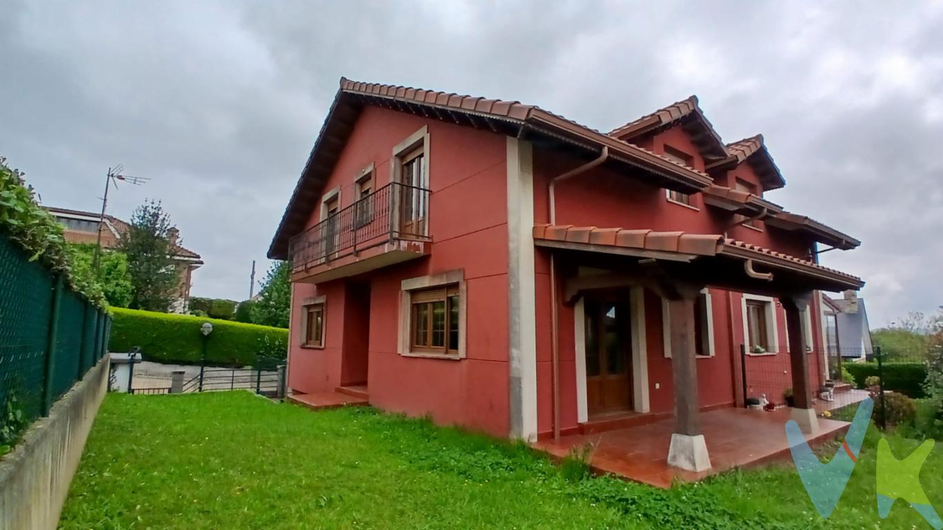  Se presenta una extraordinaria oportunidad de adquirir una casa ubicada en el pintoresco pueblo de Hinojedo, donde la tranquilidad y el confort se unen en perfecta armonía. Esta propiedad, destaca por sus amplias dimensiones y su diseño moderno, con un total de 187 metros cuadrados construidos y 179 metros cuadrados útiles. Construida en 2007, esta vivienda mantiene un excelente estado de conservación, brindando una apariencia contemporánea que se combina perfectamente con la serenidad del entorno.Al ingresar a esta encantadora residencia, se percibe inmediatamente la amplitud y luminosidad de sus espacios. La casa cuenta con cuatro espaciosas habitaciones, una de ellas en planta baja, perfectas para acomodar a toda la familia, y ofrece dos baños con todos los elementos necesarios para el día a día y un aseo. La distribución interior ha sido cuidadosamente planificada para maximizar el espacio y aprovechar al máximo cada rincón del hogar, garantizando así un entorno cómodo y práctico.El atractivo de esta propiedad se ve incrementado por su magnífico porche, que se presenta como un lugar ideal para disfrutar de momentos de relajación al aire libre sin salir de casa. Este espacio particular ofrece la posibilidad de disfrutar de vistas a la parte ajardinada de la finca, lo que añade un toque de naturaleza y serenidad al ambiente de la vivienda. El jardín que rodea la casa es una joya por descubrir, proporcionando un entorno verde donde se puede disfrutar de tardes soleadas o del fresco de la noche.Otra de las grandes ventajas de esta propiedad es su garaje, un espacio amplio y seguro que garantiza la máxima protección para su vehículo. La comodidad de disponer de un aparcamiento propio no tiene precio.En cuanto a la seguridad y privacidad, la finca está completamente cerrada, lo que proporciona un entorno seguro y protegido para familias con niños o mascotas. Esta característica es especialmente valiosa para quienes buscan un sitio tranquilo y seguro para residir sin renunciar a la cercanía de servicios y transportes.Le invitamos a concertar una visita para experimentar de primera mano todo lo que esta maravillosa residencia tiene para ofrecer. No deje pasar la ocasión de hacer de esta casa su hogar ideal, con la tranquilidad de saber que está adquiriendo no solo un inmueble, sino un estilo de vida lleno de paz y comodidad. Póngase en contacto para más información y para coordinar una visita personalizada que le permita apreciar todos los detalles que convierten a esta casa en una oportunidad única. 
