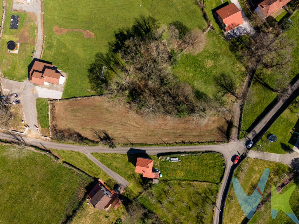  **Exclusiva Oportunidad de Adquisición en Grado: Amplia Finca Edificable**Se presenta una oportunidad excepcional para adquirir una finca edificable en la localidad de Grado. Situada en un entorno privilegiado, esta parcela ofrece todo lo necesario para desarrollar un proyecto personal o una inversión segura en una de las zonas más prometedoras de la región.Ubicada estratégicamente, la propiedad destaca por su amplitud y versatilidad. Esta finca constituye una extensión generosa de terreno, perfecta para aquellos que buscan iniciar un proyecto inmobiliario de envergadura o levantar la vivienda de sus sueños en un entorno natural y tranquilo. La cercanía con el casco urbano asegura que se disponga de todos los servicios esenciales y comodidades necesarias para una vida plena y confortable.Uno de los aspectos más atractivos de esta finca es su infraestructura ya instalada. Cuenta con un alcantarillado listo para su uso, facilitando los trámites y la puesta en marcha de cualquier obra que se desee emprender en el lugar. Este aspecto, junto con la condición de edificable de la parcela, abre un amplio abanico de posibilidades para quienes deseen materializar su proyecto arquitectónico a medida.El acceso a la finca es excelente gracias a su proximidad al transporte público. La cercanía de una estación de tren y varias paradas de autobús aporta un valor añadido a esta propiedad, asegurando facilidad de desplazamiento tanto dentro de Grado como hacia localidades cercanas. Este factor convierte a la finca en una opción inmejorable para quienes valoran una buena comunicación sin renunciar a la tranquilidad de una ubicación menos urbanizada.Adicionalmente, la seguridad y privacidad están garantizadas. La finca está cerrada, lo cual proporciona un entorno íntimo y protegido, ideal para disfrutar en familia o con amigos. Esta característica es especialmente apreciada por quienes buscan un espacio en el que disfrutar de la naturaleza y el aire libre con total tranquilidad.El entorno natural en el que se encuentra inmersa esta propiedad es simplemente espectacular. Rodeada de verdes paisajes y con vistas panorámicas que invitan al sosiego y la contemplación, esta finca es el lugar perfecto para quienes desean vivir en armonía con la naturaleza. La presencia de árboles y vegetación autóctona aporta un carácter único y distintivo al terreno.Grado es una localidad que combina tradición y modernidad con un encanto especial. Su oferta cultural y gastronómica, junto a la amabilidad de sus gentes, hacen de este municipio un lugar ideal para establecerse o invertir. La falta de aglomeraciones y la calidad del aire son atributos valorados por quienes buscan mejorar su calidad de vida en un entorno apacible.Estamos ante una oferta singular, que cautiva a quienes buscan una propiedad con personalidad y potencial en el corazón de Asturias. Invitamos a los interesados a visitar la finca para conocer de primera mano todas las ventajas que ofrece. Un recorrido por sus parajes permitirá apreciar el verdadero valor de esta inversión única. No pierda la oportunidad de materializar sus sueños en una ubicación única y con tanto para ofrecer. Solicite una visita y déjese enamorar por este extraordinario enclave. 