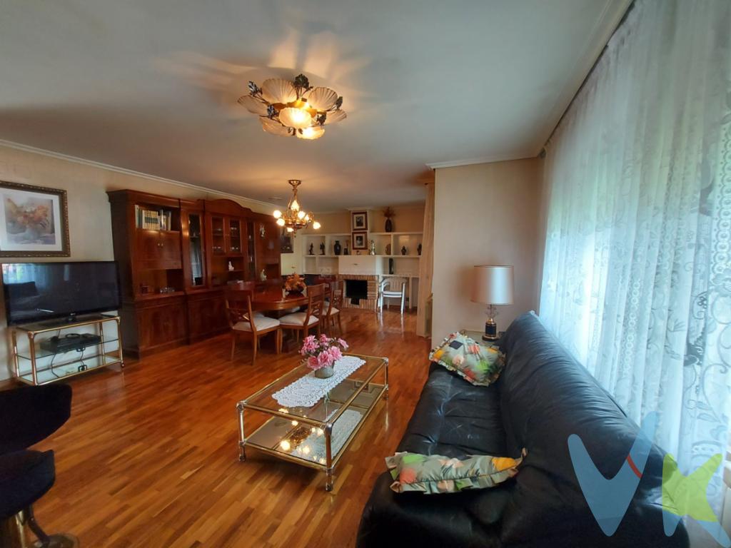 Oportunidad inigualable  para adquirir un  magnífico Chalet  en venta  ubicado en la prestigiosa zona de Montesoria en Logroñoespecíficamente en la Avenida de Madrid, Logroño. Esta impresionante propiedad ofrece todo lo necesario para quienes buscan confort, amplios espacios y una ubicación privilegiada. Con 225 metros cuadrados construidos, esta residencia proporciona el espacio perfecto para disfrutar de la vida en familia.El Inmueble cuenta con cuatro habitaciones , ideales  para proporcionar  un ambiente acogedor  y  privado  para cada miembro del hogar. Cada habitación ha sido diseñada pensando en la comodidad y el descanso, proporcionando un refugio personal y tranquilo. El inmueble incluye un amplio  sótano  destinado al  Garaje , garantizando un espacio seguro  y  protegido para su vehículo.Además, el equipamiento de la casa es completo , ya que se vende con los muebles  y  dispone de electrodomésticos, lo que facilita su habitabilidad desde el primer día.El entorno que rodea a este inmueble es simplemente inmejorable. La propiedad incluye un pequeño jardín que invita al relax y al disfrute de actividades al aire libre, permitiendo disfrutar de agradables momentos en contacto con la naturaleza en casa. Relájense al aire libre, organicen barbacoas con la familia , con amigos o contemplar la belleza de su propio jardín es posible en esta magnífica residencia.Uno de los aspectos más atractivos de esta propiedad es su localización. Situada en la zona de Montesoria, los futuros propietarios disfrutarán de una conexión excepcional con el resto de Logroño, gracias a la cercanía de paradas de autobús que facilitan los desplazamientos por la ciudad, cubriendo cómodamente la demanda de transporte público. La ubicación se complementa con las múltiples comodidades que ofrece el área, como supermercados, colegios y zonas de ocio, todos fácilmente accesibles.La oportunidad de visitar esta casa es tanto una invitación a conocer un espacio ya listo para convertirse en un hogar, como a descubrir un estilo de vida en una de las zonas más solicitadas de Logroño. La calidad de vida que este inmueble garantiza, unida a su amplia gama de servicios, hacen de esta propiedad una opción incomparable en el mercado actual.Es el momento de encontrar el hogar de sus sueños. La calidad, el espacio y las prestaciones que ofrece esta propiedad son una inversión en bienestar y futuro. Para más información o para concertar una visita, no dude en ponerse en contacto para conocer esta maravillosa casa. Aproveche esta excepcional oportunidad de hacer de esta casa su nuevo hogar. 