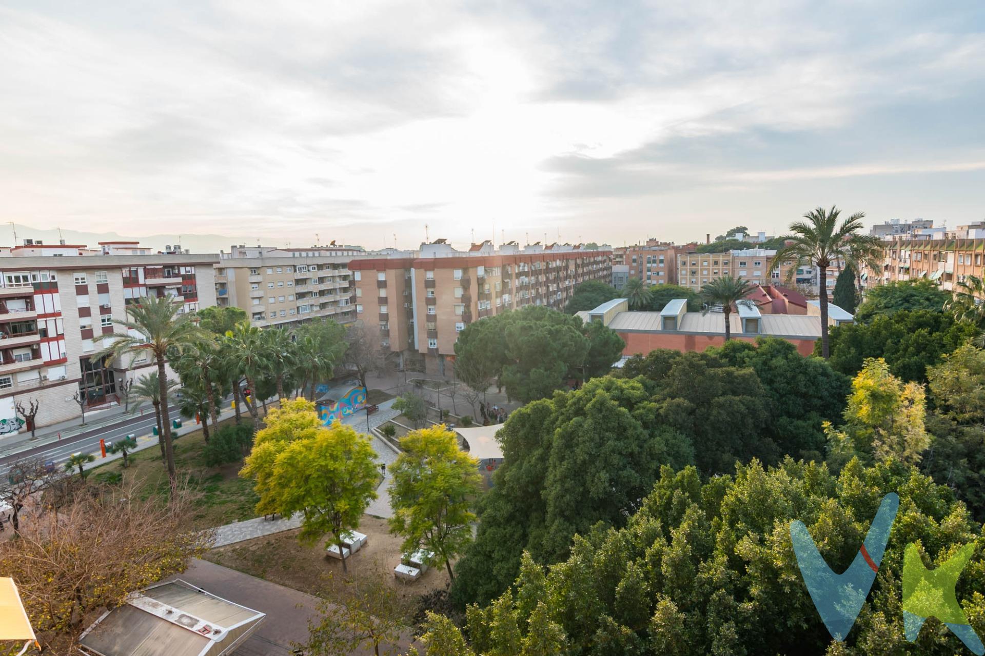¡BAJADA DE PRECIO POR TIEMPO LIMITADO en el corazón del Barrio del Carmen! 🔥. De 195.000€ a 175.000€. Una oportunidad única para adquirir una vivienda en una de las mejores zonas de Murcia a un precio espectacular. Crea en hogar que siempre has soñado en el centro de Murcia, en la mejor zona del Barrio del Carmen.. esta fantástica vivienda situada en una de las zonas más emblemáticas y demandadas de Murcia, concretamente en la Plaza Pintor Pedro Flores. Una ubicación excepcional, con acceso rápido desde la autovía, excelente conexión con el resto de la ciudad y todos los servicios a un paso. Uno de sus grandes atractivos son sus vistas directas al parque, un auténtico lujo en un entorno urbano tan céntrico, que aporta luz, tranquilidad y unas agradables vistas verdes de las que muy pocas viviendas pueden presumir. Características de la vivienda:. 96 m² construidos. 3 dormitorios, ideales para familias o para disponer de despacho o vestidor. 2 baños completos. Salón comedor amplio y luminoso, con vistas despejadas. Cocina independiente, con salida a una gran terraza de uso privativo, perfecta para disfrutar al aire libre, comidas, reuniones o zona de relax. Trastero amplio, que aporta un valioso espacio de almacenaje. Aunque la vivienda no dispone de garaje, su ubicación céntrica permite prescindir del coche en el día a día, con comercios, servicios, transporte y zonas de ocio a pocos pasos. Una vivienda con ubicación, vistas y espacio exterior en uno de los barrios con más vida e historia de Murcia. 🔑 Comercialización en multidifusión. Por mandato expreso del propietario, este inmueble se comercializa en multiexclusiva, lo que garantiza un acceso completo a la información, un servicio profesional y una gestión ordenada, sin interferencias de terceros. Si eres agente inmobiliario y tienes un cliente interesado, estaremos encantados de colaborar. Contáctanos sin compromiso. 🤝 Una compra tranquila y bien acompañada. Al contactar directamente con nosotros, evitarás molestias innecesarias a la propiedad. Nos encargamos de toda la intermediación, facilitándote la documentación, la información necesaria y un trato cercano, claro y sin complicaciones. Te informaremos con total transparencia de todos los aspectos de la compra, incluidos gastos y honorarios de agencia para que tomes decisiones con calma y seguridad. Nuestra forma de trabajar se basa en algo muy sencillo:. Calma → la tranquilidad de comprar tu vivienda con acompañamiento profesional en todo el proceso con nosotros. ℹ️ Información legal. La descripción del inmueble y las imágenes publicadas tienen carácter meramente informativo y no contractual. El precio ha sido fijado por la propiedad y podría sufrir variaciones hasta su formalización en contrato de compraventa. 💰 Gastos de la compra. •	Impuestos (ITP). o	Con bonificación: 3 %. o	Sin bonificación: 7,75 %. •	Notaría y Registro: aprox. 1.000 €. •	Honorarios de agencia: 3 % + IVA, con un mínimo de 3.000 € + IVA. (No incluidos en el precio de venta). 