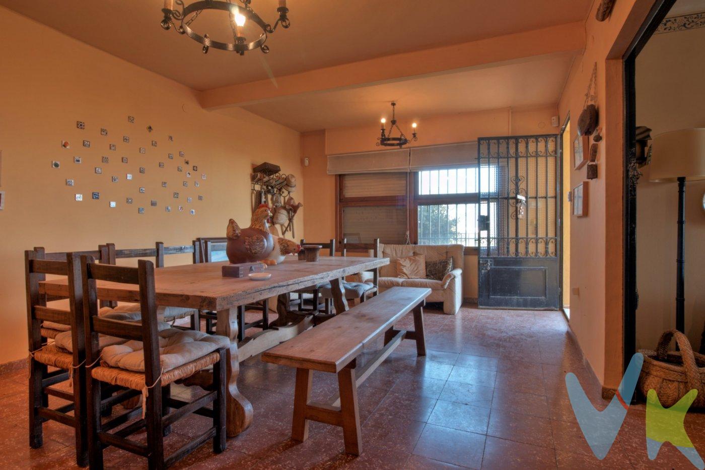 Maset con una antigüedad que data de 1.980 rodeado de una finca de naranjos en explotación con una superficie de 5.000 m2.  En muy buen estado de conservación y totalmente exterior, al tratarse de una edificación exenta distribuida en dos plantas.  La planta superior consta de tres dormitorios dobles, un baño completo con plato de ducha, cocina y gran salón comedor, desde el que se accede a una terraza descubierta con vistas despejadas sobre la finca de naranjos.  En la planta inferior se encuentra un segundo baño, también con plato de ducha, la bodega, un estudio-taller y el lavadero.  La cocina es independiente, muy luminosa gracias a su doble orientación, y se encuentra equipada con todos los electrodomésticos.  El exterior de la planta baja consiste en un amplio espacio diáfano porticado y comunica con el patio de la fachada posterior, donde se encuentra el pozo y la barbacoa, junto a un cuarto donde se almacena la leña y los aperos de labranza.  En un tranquilo entorno natural y al mismo tiempo bien comunicado con el centro urbano, del que dista cuatro kilómetros.