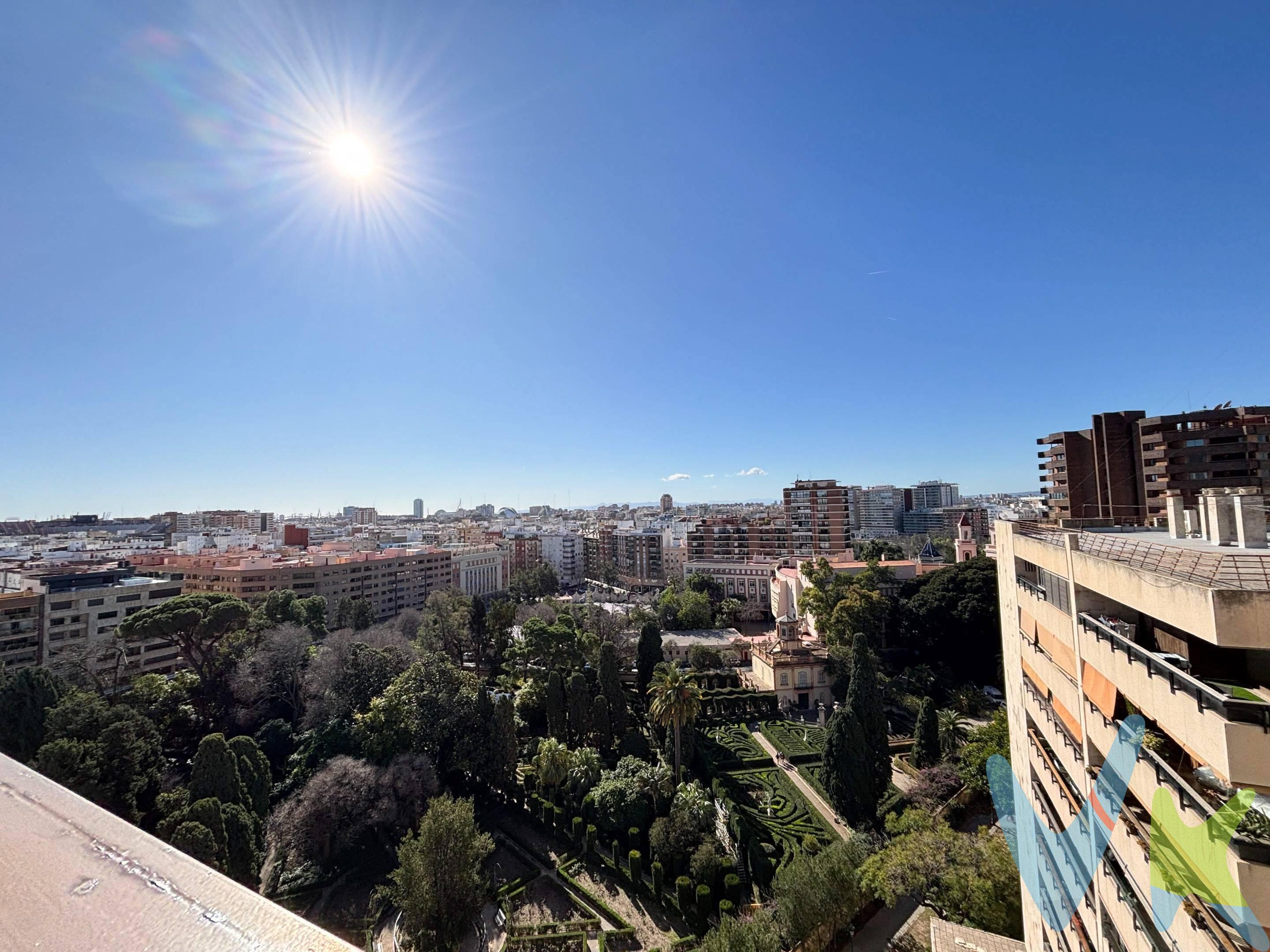Hay viviendas que se compran por ubicación. Otras, por metros. Esta reúne ambas… y añade vistas que marcan la diferencia. Situada en la prestigiosa Avenida de Blasco Ibáñez - Legión Española, esta propiedad representa una oportunidad poco habitual: amplitud real en una de las áreas más consolidadas de la ciudad. La vivienda, actualmente para reformar, ofrece una base excepcional para diseñar un proyecto residencial de alto nivel. Sus dimensiones permiten crear una gran zona de día abierta, incorporar una espectacular suite principal con vestidor y baño privado, despacho independiente o redistribuir completamente los espacios según las necesidades de su futuro propietario. Distribución actual:. 4 dormitorios de generosas dimensiones. 3 baños completos. Cocina independiente. Amplio salón-comedor con salida a una bonita terraza. Espacios auxiliares y de almacenaje. La vivienda goza de vistas abiertas y despejadas gracias a su altura y orientación, un auténtico privilegio urbano cada vez más difícil de encontrar. Desde sus estancias principales se divisa la ciudad de Valencia en toda su amplitud, la arquitectura inconfundible de la Ciudad de las Artes y las Ciencias, las zonas verdes de los Jardines de Monforte y, en días claros, la línea montañosa de la Sierra Calderona. Luz natural, horizonte y sensación de espacio. El edificio cuenta con servicio de conserjería, aportando comodidad y seguridad, y dispone de plaza de garaje opcional por 30.000.-€, un valor añadido clave en esta zona. Entorno y calidad de vida. Blasco Ibáñez es sinónimo de amplitud, zonas arboladas y excelente conexión con el centro, universidades y salida hacia la costa. Una ubicación que combina tradición residencial, servicios consolidados y una sólida proyección de valor patrimonial. Una inversión con proyección, tanto para residencia habitual de alto nivel como para inversión patrimonial en una de las zonas más consolidadas y cotizadas de la ciudad. . Una propiedad para quien entiende que los metros bien ubicados son patrimonio. Una oportunidad para transformar espacio en exclusividad. Información legal:. La oferta está sujeta a cambios de precio o retirada del mercado sin previo aviso. Este anuncio, incluyendo textos, fotografías o cualquier otro contenido, no es vinculante, ya que la información ha sido facilitada por terceros y puede contener errores. Se muestra a título informativo y no contractual. Número de Registro de Agentes de Intermediación Inmobiliaria de la Comunidad Valenciana: RAICV-3991 y API 371. El precio no incluye honorarios de agencia, impuestos (IVA o ITP) ni otros gastos derivados de la compraventa (notaría, gestoría y registro). Por mandato expreso del propietario, comercializamos este inmueble en exclusiva, garantizando acceso completo a la información y un proceso profesional sin interferencias. Rogamos no molestar al propietario, ocupantes o vecinos. Si eres agente inmobiliario y dispones de un cliente interesado, estaremos encantados de colaborar.