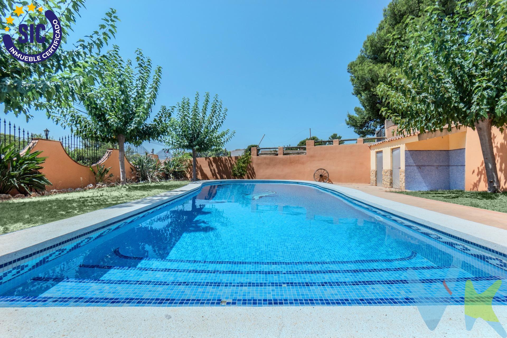 Descubre este impresionante chalet ubicado en la encantadora urbanización Benadresa, a escasos minutos de Castellón. Con una generosa distribución que incluye 4 habitaciones dobles y  un cuarto , esta propiedad está diseñada para ofrecer el máximo confort y espacio para toda la familia. Disfruta del sol radiante gracias a su orientación sur mientras te relajas al borde de tu propia piscina privada o preparas deliciosas comidas en la barbacoa exterior ,  rodeado por un entorno natural espectacular.  Este chalet se encuentra en buen estado, listo para ser habitado y disfrutar desde el primer día; no pierdas esta oportunidad única de vivir cerca de las montañas con todas las comodidades que siempre soñaste