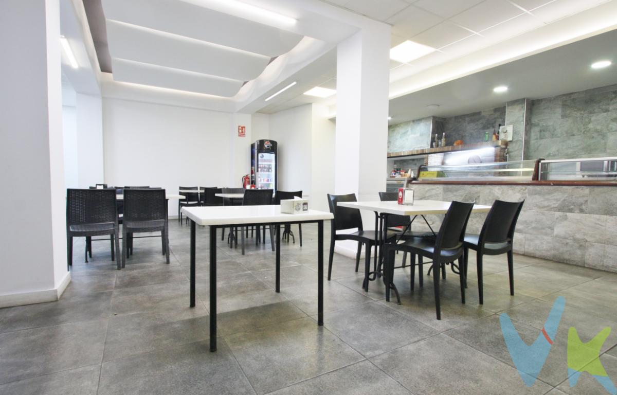 Bar con licencia hostelera a un paso de la Avenida al Vedat de TorrentSale a la venta LA BOLERA, a un paso de la Avenida al Vedat centro neurálgico de Torrent y su bulliciosa vida, muy cerca de la parada de metro Torrent Avinguda. El bar con la licencia hostelera más antigua de Torrent, lleva desde 1978 dando un gran servicio a todos aquellos que pasan por la Calle Salvador número 8.Y para que esta tradición siga, la venta incluye local + negocio, esto asegura una rentabilidad total para quien decida quedarse con esta oportunidad.El local tiene dos puertas de entrada. La primera da lugar a una sala principal con baño y capacidad legal de hasta 100 personas.Nada más abrir la puerta, te encuentras con una barra larguísima, la cual finaliza en una cocina muy bien equipada para dar servicio a todos los clientes. Cuenta también con dos almacenes muy amplios y funcionales.La segunda puerta da lugar a un reservado para darle ese toque de intimidad a las reuniones con capacidad de 30 personas. A esta estancia se puede entrar desde la calle o por el interior del local.La terraza, por tanto, está dividida en dos fachadas; lo que posibilita una capacidad cercana de entre 20-30 personas.Sus casi 250m² y su localización en la parte céntrica-baja de Torrent, lo convierte en un lugar bastante transitado. Al estar tan bien conectado y cercano a la avenida principal de Torrent, es imposible no acabar en La Bolera para disfrutar de sus almuerzos y comidas.En 2020 se hizo una reforma para ponerlo al día, la cual incluyó toda la climatización para hacer las jornadas más llevaderas. No te quedes sin la oportunidad de emprender en un negocio que sigue activo, y sino, ¡pásate a comprobarlo cuando quieras!Agencia Registrada con el nº00516 en el Registro Obligatorio de Agentes Inmobiliarios de la Comunidad Valenciana.Por mandato expreso del propietario, COMERCIALIZAMOS ESTE INMUEBLE EN EXCLUSIVA, lo que le garantiza el acceso a toda la información, a un servicio de calidad, un trato fácil, sencillo y sin interferencias de terceros. Por este motivo, se ruega NO MOLESTAR AL PROPIETARIO, a los ocupantes de la propiedad o a los vecinos. Muchas gracias por su comprensión.La oferta está sujeta a cambios de precio o retirada del mercado sin previo aviso. Este anuncio en su conjunto, incluyendo textos, fotos, imágenes o cualquier otro contenido de este, no es vinculante dado que la información es ofrecida por terceros y puede contener errores. Se muestra a título informativo y no contractual.El precio del inmueble no incluye los honorarios de la agencia que ascienden al 4%+IVA del precio final del inmueble, ni los gastos de notaría y registro de la propiedad (que están sujetos a aranceles y varían dependiendo del precio de escrituración), ni los impuestos (que en la Comunitat Valenciana varían dependiendo del precio del inmueble y de las características personales del comprador).Esta propiedad se pone a la venta con toda la documentación comprobada y en regla, por lo que ofrecemos GARANTIAS a los compradores.