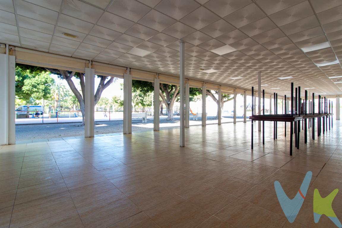 Os presentamos una magnífica oportunidad de inversión en el sector de la restauración: un espacioso y actual local comercial en venta que se ha desempeñado exitosamente como restaurante. Ubicado estratégicamente en el corazón del paseo de la playa de Canet d\' en Berenguer, este inmueble se encuentra en una zona con alta afluencia peatonal y vehicular, lo que garantiza un flujo constante de clientes potenciales. Este edificio, construido en 1997, está ubicado en la zona de la playa a escasos 200 metros de la playa Racó de mar, junto a un parque infantil y frente a la mayor zona verde de Nova Canet. A sólo unos pasos, las paradas de autobús facilitan el acceso al lugar. Combina la solidez de su estructura con el diseño contemporáneo y funcional que caracteriza al local. Permite adaptar el espacio fácilmente a diversas temáticas o conceptos gastronómicos, lo que lo hace ideal para emprendedores del sector de la hostelería. La flexibilidad del espacio permite la adaptación tanto para negocios de restauración diaria como para eventos privados y celebraciones. Este enfoque diversificado ofrece múltiples vías de ingresos para el próximo propietario del local.El restaurante se distribuye en una amplia superficie que permite aprovechar al máximo cada uno de sus rincones. La cocina, completamente equipada con todo lo necesario, se encuentra en perfecto estado y lista para operar sin necesidad de inversiones adicionales. zona de fuegos, paelleros, hornos, zona de pase, zona de lavado... Lleva el sello de una planificación cuidadosa, con un diseño eficiente que facilita las operaciones diarias del personal y mejora el servicio al cliente.La sala principal, equipada con aires acondicionados con bomba de frio y calor, despliega un espacio bien iluminado, esquinero, con espacio más que suficiente para albergar un buen número de comensales. Las instalaciones sanitarias, recién renovadas, cumplen con todas las normativas vigentes, ofreciendo servicios cómodos y accesibles para todos los clientes. Añade a la sala una gran terraza cubierta con toldos para proteger en los días de viento y en las noches más frescas. Un espacio en llano, accesible para personas con movilidad reducida. Considerando la creciente demanda de espacios gastronómicos bien ubicados, esta propiedad representa una inversión segura y rentable. Su ubicación privilegiada bajo una constante visión de desarrollo urbano garantiza un aumento sostenido de la plusvalía del inmueble.Por otro lado, el entorno comunica un sentido de comunidad y modernidad con tiendas cercanas, oficinas y otros negocios complementarios, lo que asegura un continuo movimiento de personas en el área. Esto no solo favorece al funcionamiento del restaurante sino que también potencia el establecimiento de una clientela fija y fiel. Las urbanizaciones y zonas residenciales que rodean el restaurante aseguran clientela durante todo el año.Invitamos a los interesados a realizar una visita al local para apreciar de primera mano sus características únicas y su potencial. La impresión que se llevarán confirmará la viabilidad de este espacio como el lugar perfecto para iniciar o expandir su negocio en el sector de la hostelería. No pierda esta maravillosa oportunidad; un espacio así, con todas sus características y ubicación sobresaliente, rara vez se encuentra disponible en el mercado. Contáctenos hoy para más información o para programar una visita. OBSERVACIONES:  *En nuestra agencia contamos con el distintivo de Agentes de Intermediación Inmobiliaria de la Comunitat Valenciana (Número de registro RAICV 1394) y cumplimos con todos los requisitos que debe tener un profesional del sector inmobiliario*Por mandato expreso del propietario, comercializamos este inmueble en exclusiva, lo que le garantiza el acceso a toda la información, a un servicio de calidad, un trato fácil, sencillo y sin interferencias de terceros. Si usted es agente inmobiliario y tiene un cliente para este inmueble, llámenos estaremos encantados de colaborar.*El precio indicado no incluye gastos ni otros conceptos. A tal efecto, se informa que al referido precio habrá que añadirle los gastos propios de la transmisión inmobiliaria, entre los que cabe enumerar los siguientes: honorarios notariales, impuesto al que se encuentre sujeta la transmisión (Impuesto sobre el Valor Añadido o Impuesto sobre Transmisiones Patrimoniales y Actos Jurídicos Documentados, según el caso), gastos de inscripción en el Registro de la Propiedad y honorarios de intermediación de la agencia inmobiliaria.¿Qué te ofrecemos en nuestra agencia?  Agilizamos y hacemos más cómodo el proceso.¡Nos ocupamos de todo! Cero preocupaciones.Recibe apoyo legal y fiscal durante todo el proceso.Experto inmobiliario 100% a tu lado.Asistencia post venta ¡Seguimos a tu lado!  Si deseas saber más, no dudes en ponerte en contacto con nosotros We present a magnificent investment opportunity in the restaurant sector: a spacious and modern commercial space for sale that has successfully served as a restaurant. Strategically located in the heart of the Canet d\'en Berenguer beach promenade, this property is in an area with high pedestrian and vehicular traffic, ensuring a constant flow of potential customers.This building, built in 1997, is located in the beach area just 200 meters from Racó de Mar beach, next to a playground and facing the largest green area in Nova Canet. Bus stops are just steps away, providing easy access.It combines the solidity of its structure with the contemporary and functional design that characterizes the establishment. The space can be easily adapted to various themes or culinary concepts, making it ideal for entrepreneurs in the hospitality industry. The flexibility of the space allows for adaptation for both daily catering businesses and private events and celebrations. This diversified approach offers multiple sources of income for the establishment\'s next owner.The restaurant is spread over a large area, allowing for maximum utilization of every corner. The fully equipped kitchen is in perfect condition and ready to operate without additional investment. It boasts a cooking area, paella pans, ovens, serving area, and washing area. It bears the hallmark of careful planning, with an efficient design that facilitates the staff\'s daily operations and improves customer service.The main dining room, equipped with air conditioning and heating, offers a well-lit corner space with more than enough room to accommodate a good number of diners. The recently renovated restrooms comply with all current regulations, offering comfortable and accessible services for all guests. The dining room also features a large covered terrace with awnings to protect guests on windy days and cooler evenings. This flat space is accessible for guests with reduced mobility.Considering the growing demand for well-located dining spaces, this property represents a safe and profitable investment. Its prime location, under a constant vision of urban development, guarantees a sustained increase in the property\'s capital gains.On the other hand, the surroundings convey a sense of community and modernity with nearby shops, offices, and other complementary businesses, ensuring a constant flow of people in the area. This not only benefits the restaurant\'s operations but also fosters the establishment of a loyal and regular clientele. The residential areas surrounding the restaurant ensure year-round clientele.We invite those interested to visit the premises to experience its unique features and potential firsthand. The impression you\'ll get will confirm the viability of this space as the perfect place to start or expand your business in the hospitality sector. Don\'t miss this wonderful opportunity; such a space, with all its features and outstanding location, is rarely available on the market. Contact us today for more information or to schedule a tour. 