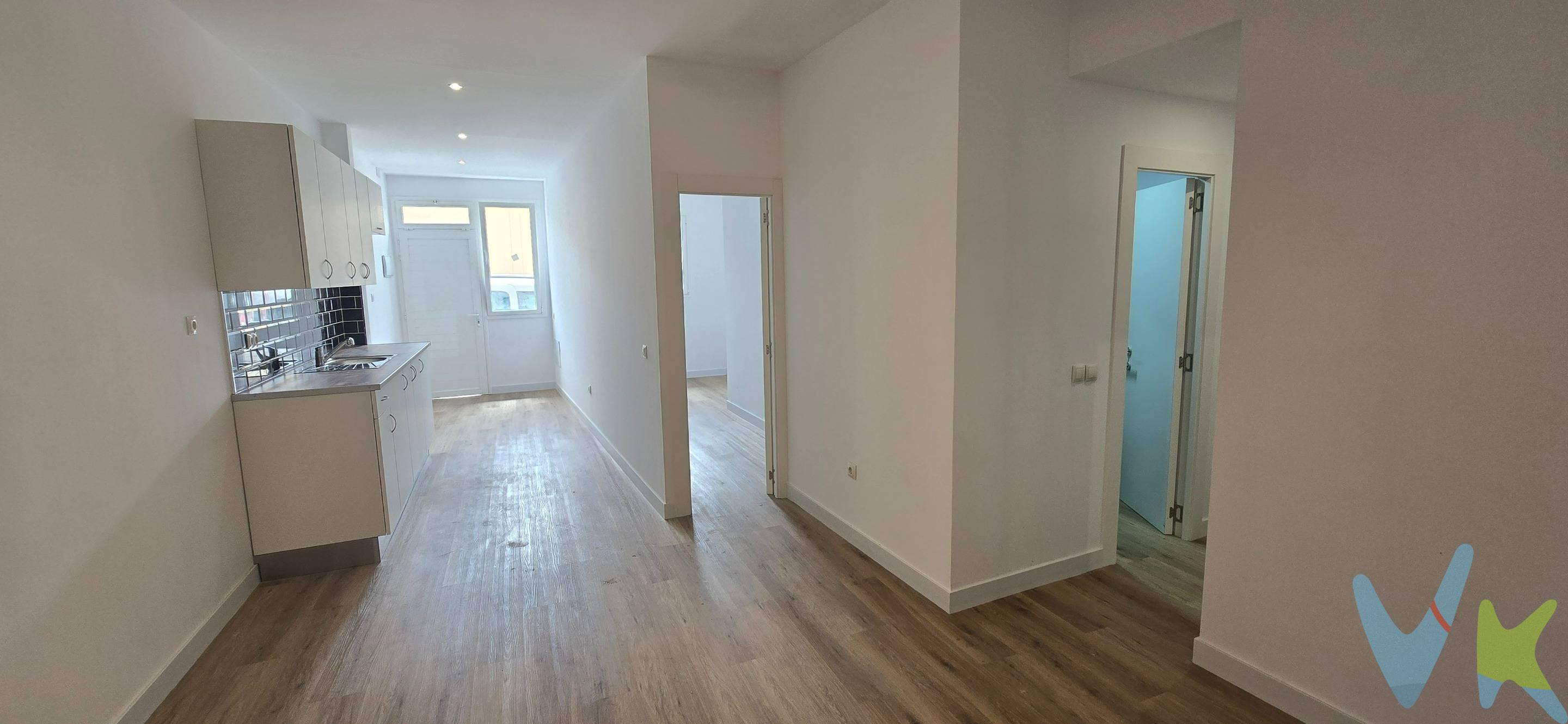 Descubre este magnífico apartamento completamente reformado, ubicado en La Isleta, una de las zonas con mayor demanda y proyección de Las Palmas de Gran Canaria. Situado en la calle Roque Nublo, disfrutarás de una ubicación privilegiada con todos los servicios a tu alcance: supermercados, farmacias, comercios, centros de salud y excelentes conexiones de transporte. Además, se encuentra a tan solo 300 metros de la estación de autobuses de Plaza Manuel Becerra, a 7 minutos a pie del Parque del Castillo de La Luz y a 16 minutos caminando de la Playa de Las Canteras y del Mercado del Puerto, uno de los principales referentes gastronómicos de la ciudad. La vivienda ha sido reformada con un estilo moderno y funcional, ofreciendo espacios cómodos y bien aprovechados. Dispone de un luminoso salón-comedor con cocina integrada, creando un ambiente amplio y acogedor, perfecto para el día a día. Cuenta además con un dormitorio independiente y un amplio baño con plato de ducha, con acabados actuales y de calidad. Su excelente ubicación, el estado impecable de la vivienda y la creciente demanda de la zona convierten este apartamento en una opción ideal tanto para quienes buscan su primera vivienda como para quienes desean realizar una inversión con gran potencial de rentabilidad. No dejes pasar esta oportunidad. Contacta para más información o para concertar una visita. Información: en el precio de venta no se incluyen gastos de notaría, registro e impuestos derivados de la misma. Los datos expuestos son meramente orientativos y se encuentran sujetos a errores u omisiones involuntarias.