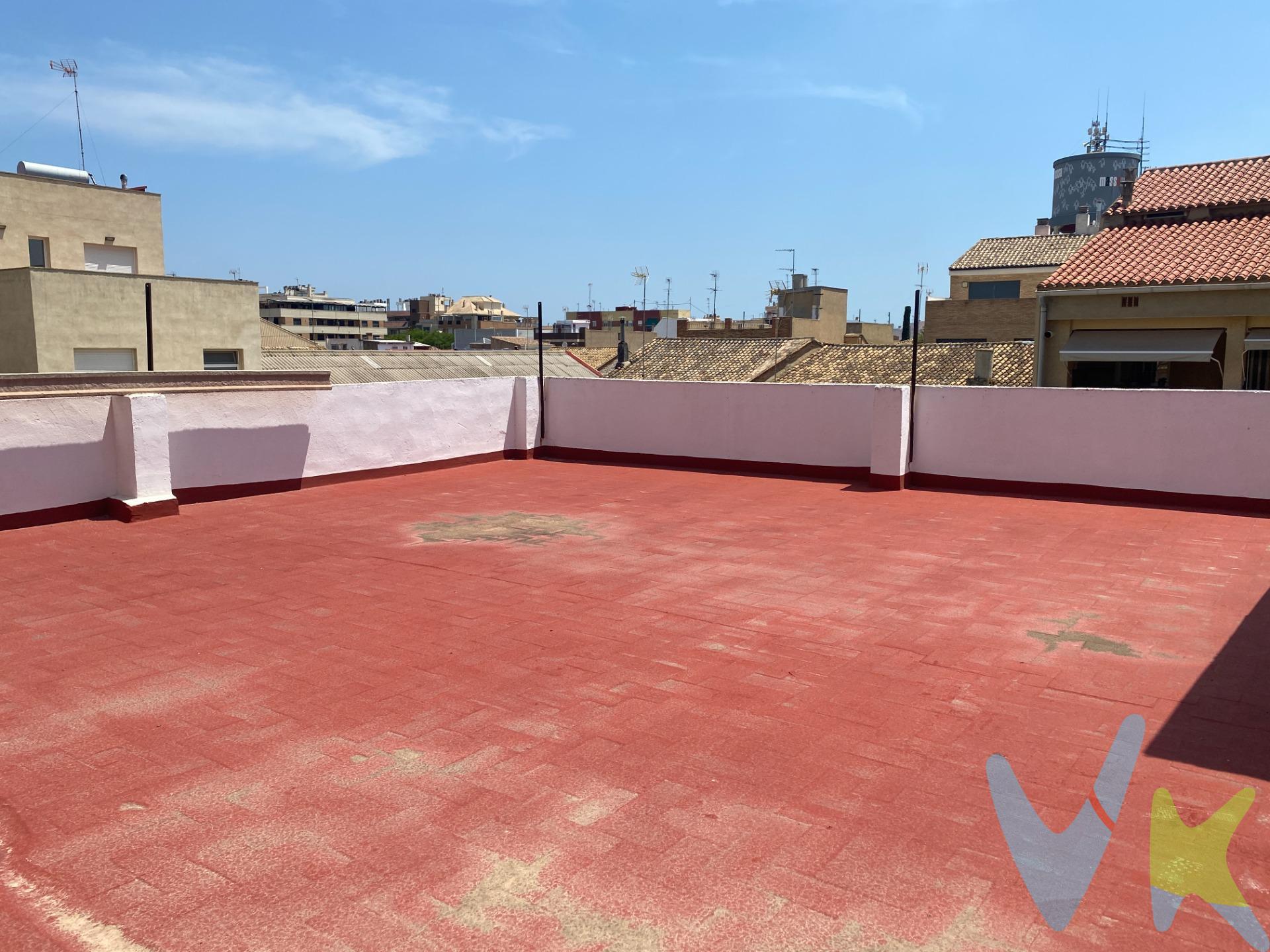 Descubre esta increíble planta baja ubicada en la avenida principal Blasco Ibáñez de Massanassa. Con una superficie total de 292 metros cuadrados, esta propiedad ofrece un sinfín de posibilidades para familias, inversores o cualquier persona que busque un espacio amplio y versátil. . Con 212 metros cuadrados interiores, complementados por un magnífico patio de 80 metros cuadrados, esta planta baja puede transformarse en dos pisos independientes o en una espectacular casa unifamiliar con un patio extraordinario. Además, cuenta con dos accesos separados que permiten una flexibilidad única en la distribución y uso del espacio. La ubicación estratégica de esta propiedad es inmejorable. Está a tan solo 5 minutos a pie de la estación de tren y a 100 metros de la parada de autobús que conecta con Valencia en 15 minutos. También tendrás a tu alcance todos los servicios necesarios para el día a día: farmacias, colegios, supermercados, bancos y el ambulatorio están a poca distancia, proporcionando comodidad y facilidad. Esta planta baja no solo es ideal para convertirla en tu hogar, sino también es una excelente oportunidad de inversión. Su estratégica ubicación y las múltiples posibilidades de configuración la convierten en una opción perfecta para cualquier proyecto inmobiliario. No pierdas la oportunidad de conocer más sobre esta propiedad única. ¡Contáctanos para más información y programa una visita hoy mismo!. La descripción del presente inmueble e imágenes tienen mero carácter informativo y en ningún caso carácter contractual, pudiendo ser modificados por la inmobiliaria comercializadora sin que ello implique responsabilidad alguna frente a terceros. En el precio de venta a público, esta propiedad NO incluye los gastos de adquisición (Notario, registro, gestión, honorarios, etc…). 