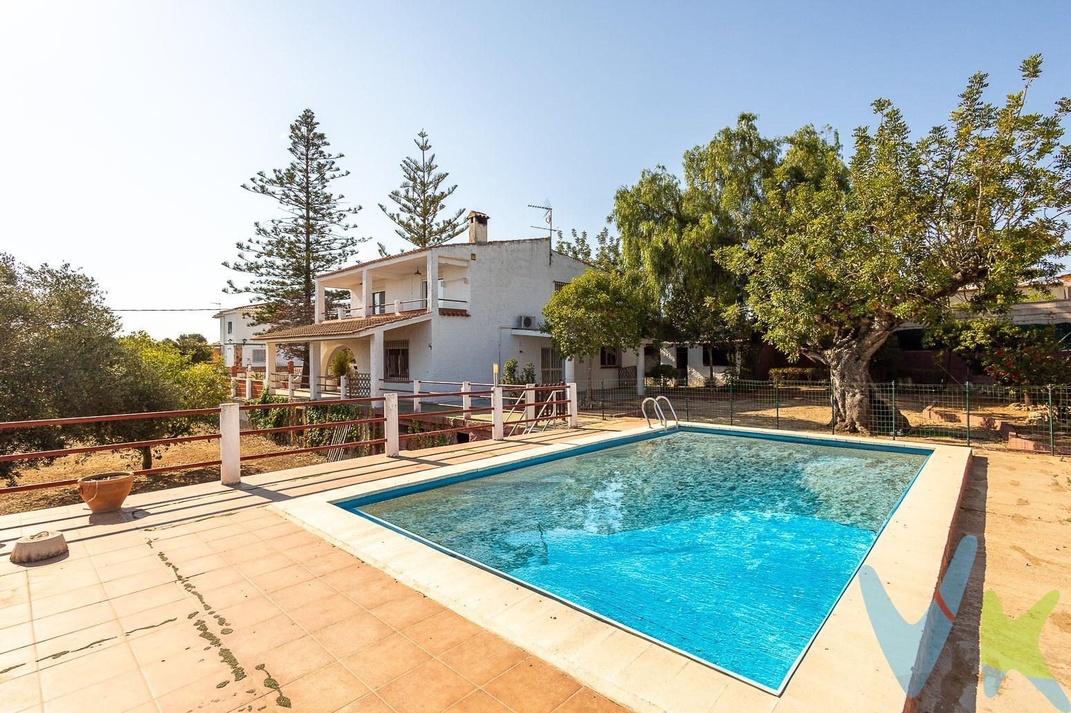 El chalet en la zona de Monserrat, en la Urbanización La Cova, es un lugar luminoso y espacioso con vistas despejadas. La piscina, de 4 metros de ancho por 5 metros de largo, es ideal para disfrutar del clima valenciano. El paellero, aunque necesita reformas, es perfecto para reuniones al aire libre. El garaje con capacidad para 2 coches y el sótano con espacio para otros 2 coches y la depuradora de la piscina, proporcionan una gran comodidad. El terreno incluye árboles frutales que añaden encanto al entorno. En la planta baja, se encuentra un comedor muy amplio con acceso a una terraza, un baño con ducha reformado, una cocina amplia y una habitación doble. En la primera planta, hay 6 habitaciones espaciosas, algunas con armarios empotrados, y un baño con ducha. En resumen, este chalet esquinero en la Urbanización La Cova en Monserrat, Valencia, es ideal para aquellos que buscan disfrutar de la tranquilidad y el buen clima de la zona, con amplias comodidades y un entorno natural encantador. El precio NO INCLUYE los gastos de Notaria, Registro, impuestos ni honorarios de la Inmobiliaria-. Los datos e información contenida en este anuncio son meramente informativos, por lo que no tienen carácter contractual, reservándose la Inmobiliaria de poder modificarlos en cualquier momento. Para saber más sobre el mismo no dude en ponerse en contacto con nosotros.