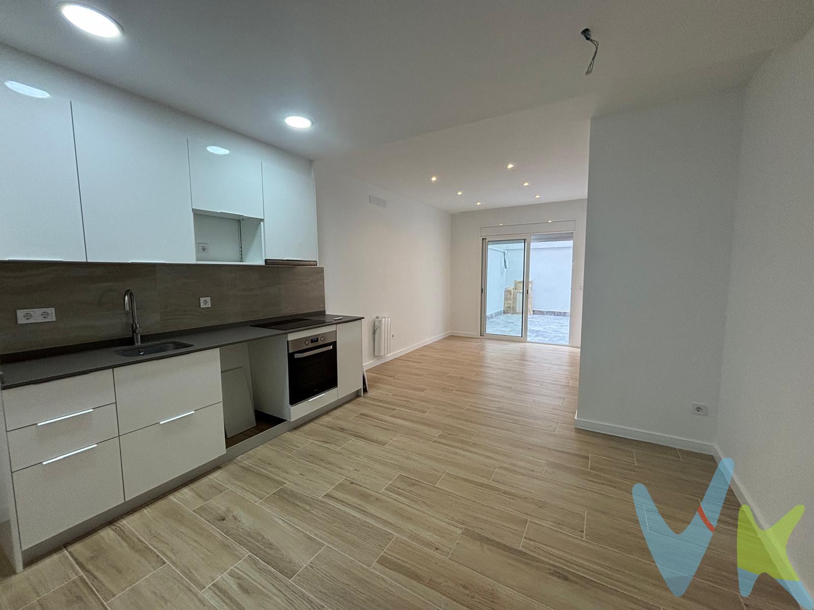 Encantadora planta baja totalmente reformada con acabados de primera calidad. Esta maravillosa vivienda cuenta con una cocina abierta al comedor, que destaca por su mármol porcelánico y está completamente equipada con horno, campana y placa de inducción. Desde el comedor, accedes a un patio de 25 m², perfecto para disfrutar al aire libre. La propiedad dispone de una habitación doble, una individual, y una pequeña estancia ideal como despacho o vestidor. Además, en el pasillo encontrarás un espacio preparado para instalar lavadora y secadora, oculto por un armario diseñado para integrarse perfectamente con el resto de la vivienda. La preinstalación de aire acondicionado y los emisores térmicos en toda la vivienda garantizan el confort en cualquier época del año. El suelo porcelánico imitación parquet aporta calidez y elegancia, y la persiana motorizada en la salida al patio asegura comodidad y practicidad. Una planta baja única, con detalles pensados para ofrecerte la máxima calidad y funcionalidad en cada rincón.