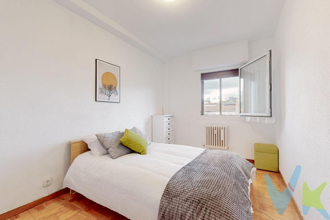 Se vende luminosa vivienda situada en la Calle Virgen del Puy, en una de las zonas más consolidadas y cómodas de Pamplona. Gracias a su buena altura y excelente orientación, disfruta de abundante luz natural durante gran parte del día, aportando una agradable sensación de amplitud y bienestar.
La vivienda cuenta con tres dormitorios, ideales para familias, teletrabajo o disponer de espacios adicionales según las necesidades. Dispone de un amplio salón, con acceso a la terraza, perfecto para crear diferentes ambientes de estar y comedor, una cocina independiente con múltiples posibilidades y un baño completo.
Ubicada en un edificio con ascensor, la vivienda combina comodidad, funcionalidad y una excelente entrada de luz gracias a su altura y orientación.
Una oportunidad ideal tanto como vivienda habitual como inversión, en una ubicación bien comunicada y con todos los servicios al alcance: comercios, transporte público, centros educativos y zonas verdes.
INFORMACIÓN LEGAL
▪ Información meramente orientativa, sin carácter contractual.
▪ Superficies y características aproximadas, con finalidad descriptiva.
▪ En el precio de venta están incluidos los honorarios de la agencia inmobiliaria, que serán asumidos por la parte vendedora.
▪ El precio indicado no incluye los gastos e impuestos derivados de la compraventa a cargo del comprador (Notaría, Registro de la Propiedad, I.T.P., A.J.D. o I.V.A., según corresponda), ni otros posibles gastos asociados.
▪ El inmueble se transmite sin mobiliario ni otros enseres, salvo que se indique expresamente lo contrario.
 
A modo orientativo en Navarra:
▪ Notaría y Registro: 1%–1,5%.
▪ ITP: tipo general 6% (con posibles bonificaciones).
▪ AJD: aprox. 0,5%–1%.