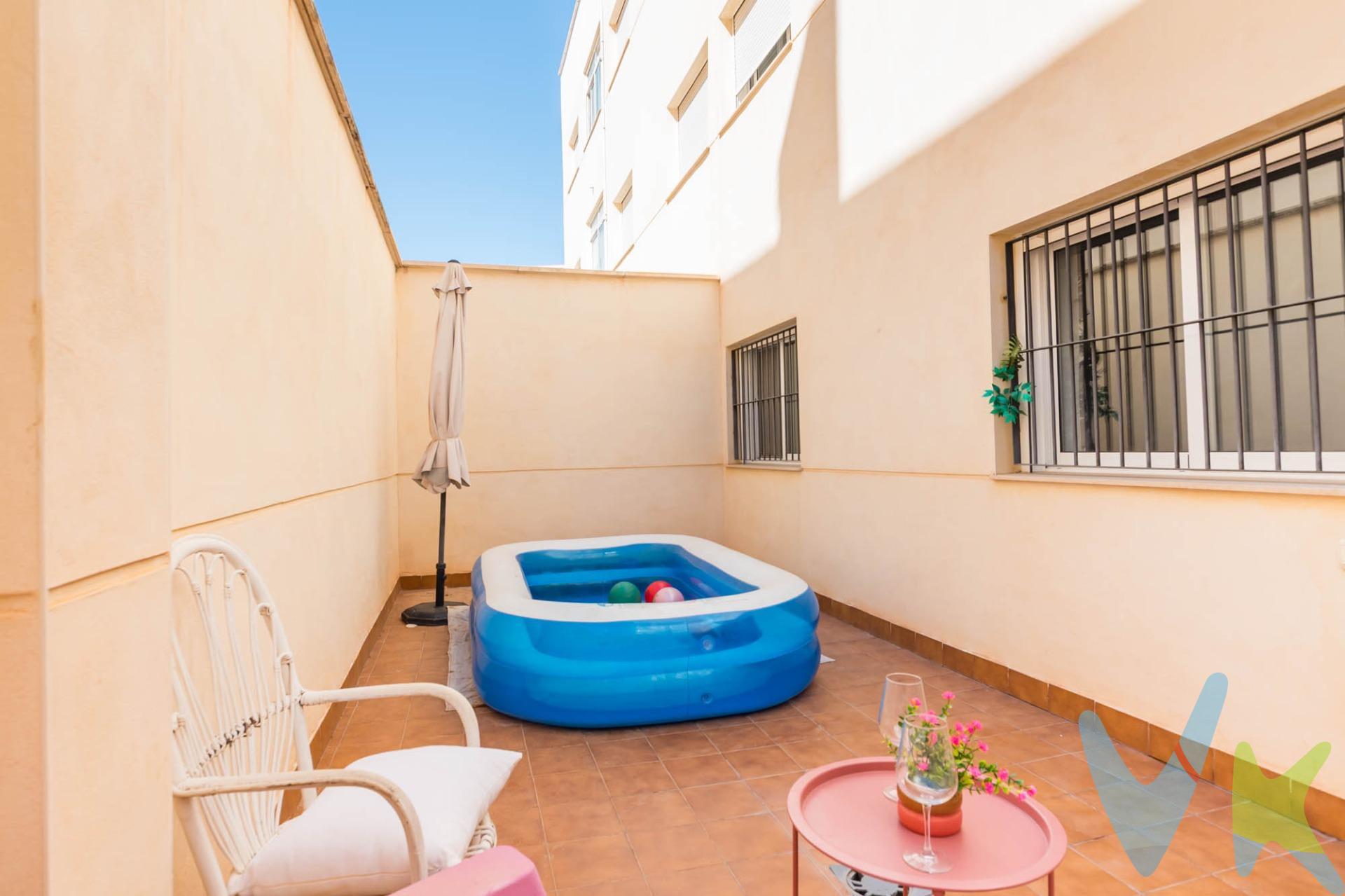 Crea el hogar que siempre has soñado, en este piso amplio y luminoso, ubicado en una buena zona de Ceutí, es una excelente oportunidad para quienes buscan comodidad, espacio y una gran terraza. La vivienda dispone de: 3 dormitorios, dos de ellos con armarios empotrados,  2 baños completos, uno de ellos en suite, aire condicionado por conductos, cocina amplia luminosa y equipada, lavadero, espectacular terraza de unos 50 m² aproximadamente, se queda amueblado (consultar condiciones), plaza de garaje y trastero en la azotea. ¿Quieres más información o concertar una visita? ¡Contáctanos!. PVP: 125.000€. No incluye gastos, impuestos y demás gastos legalmente correspondan al comprador: ITP del 7,75% con carácter general; existen excepciones según normativa aplicable (1). Base imponible el mayor valor entre el precio de venta o el valor referencia catastral. Gastos Notaría y Registro: 1.900€ aprox. según complejidad y aranceles vigentes (2). Financiación: gastos de hipoteca, tasación y gatos bancarios a cargo del comprador, según su necesidad y elección. Servicio doble de intermediación: Honorarios inmobiliaria a cargo del comprador: 3% precio final con un mínimo de 3.000€, más IVA (21%), salvo acuerdo contrario tras negociación, no incluidos en PVP. Operación y condiciones de compraventa sujeta a aceptación expresa del vendedor. Para acceder a información y documentación legalmente exigible por el consumidor: https://www.inmotasa.es/consumidor/ .   Comercialización en multiexclusiva: Por mandato expreso del propietario, este inmueble se comercializa en multiexclusiva, lo que garantiza un acceso completo a la información, un servicio profesional y una gestión ordenada, sin interferencias de terceros. Si eres agente inmobiliario y tienes un cliente interesado, estaremos encantados de colaborar.    Una compra tranquila y bien acompañada: Al contactar directamente con nosotros, evitarás molestias innecesarias a la propiedad. Nos encargamos de toda la intermediación, facilitándote la documentación, la información necesaria y un trato cercano, claro y sin complicaciones.  (1) Para una información exhaustiva sobre el funcionamiento, tipos impositivos y bonificaciones del ITP en la Región de Murcia, puedes consultar el portal oficial de la Agencia Tributaria Autonómica en el siguiente enlace: agenciatributaria.carm.es/ITPAJD. (2) Tarifas notariales y registrales reguladas en Anexo I Del Real Decreto 1426/1989 y, Anexo I Del Real Decreto 1427/1989, respectivamente.
