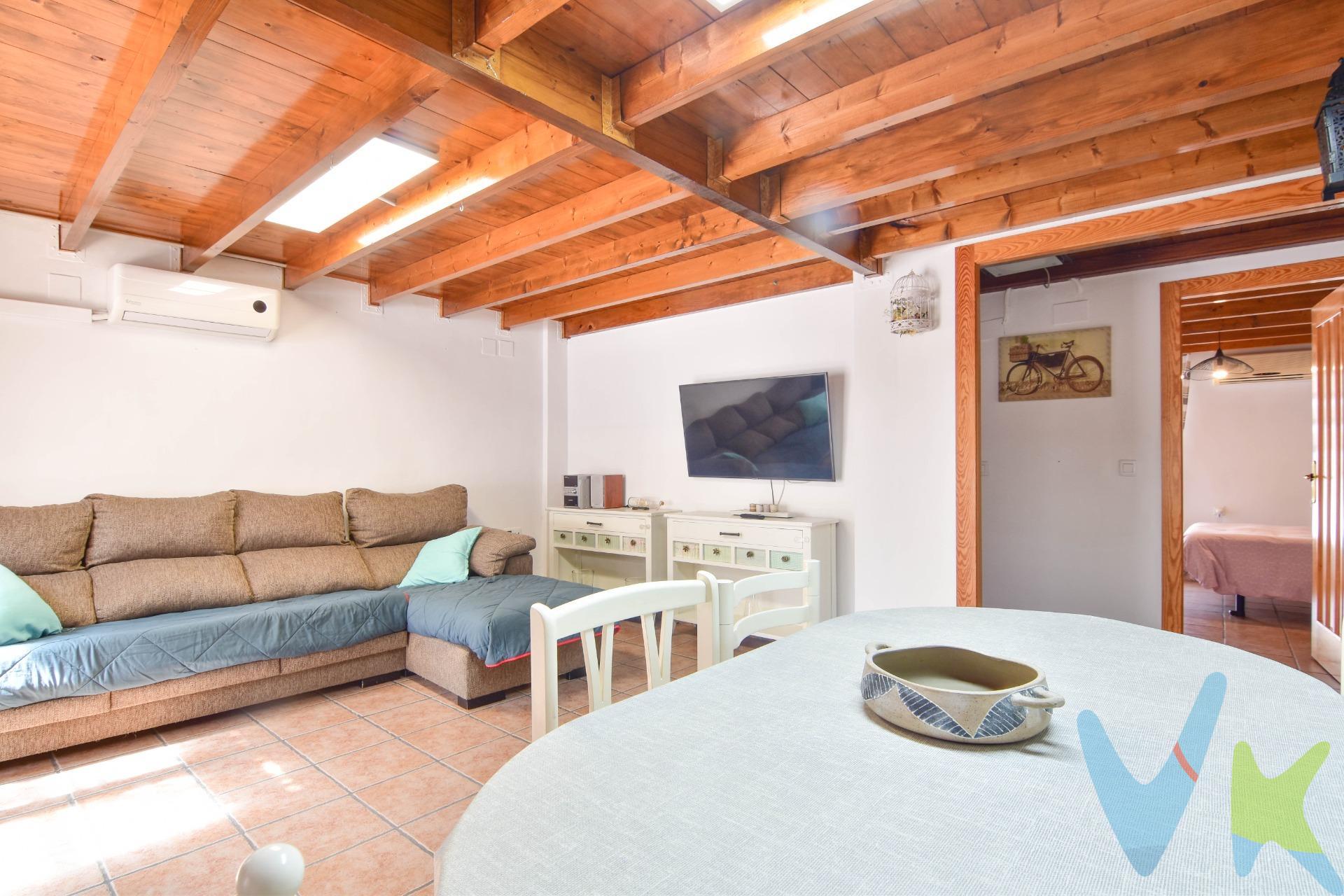 Imagina despertar cada mañana en una acogedora vivienda en primera altura, completamente reformada, lista para que empieces a escribir tu historia desde el primer día. Ubicada en Paiporta, a solo unos pasos de la Plaza Xúquer, este hogar no solo te ofrece una excelente conexión con todo lo que necesitas, sino también la calidez de un espacio pensado para disfrutar. Desde que entras, la luz natural te acompaña en cada rincón. El salón comedor con acceso a terraza se convierte en el lugar perfecto para compartir momentos, relajarte al atardecer o disfrutar de una comida al aire libre. La amplia y luminosa cocina invita a cocinar sin prisas, con espacio para que la inspiración fluya en cada plato. Cuenta con dos habitaciones, ideales para descansar, trabajar desde casa o recibir a quienes más quieres. Además, una buhardilla convertida en dormitorio añade un toque especial, casi secreto, perfecto para desconectar, crear o simplemente soñar. El baño moderno y funcional completa este hogar en el que cada detalle ha sido cuidado con mimo para ofrecerte comodidad, estilo y calidad de vida. Y lo mejor: estarás rodeado de todos los servicios, tiendas, transporte, zonas verdes y la tranquilidad de un barrio con alma, donde cada calle tiene su propio ritmo y cada día puede empezar con una sonrisa. *Nota: Agencia Registrada con el Nº 1018 en el Registro Obligatorio de Agentes Inmobiliarios de la Comunitat Valenciana. Puede consultar en la web de la GVA. La oferta está sujeta a cambios de precio o retirada del mercado sin previo aviso. En el precio de venta no están incluidos el impuesto del ITP, gastos de Notaría, los honorarios de agencia y los gastos de financiación, si la hubiese. Este anuncio no es vinculante, puede contener errores, se muestra a titulo informativo y no contractual*. *Por mandato expreso del propietario, comercializamos este inmueble en exclusiva, lo que le garantiza el acceso a toda la información, a un servicio de calidad, un trato fácil, sencillo y sin interferencias de terceros. Por este motivo, se ruega no molestar al propietario, a los ocupantes de la propiedad o a los vecinos. Muchas gracias por su comprensión. Si usted es agente inmobiliario y tiene un cliente para este inmueble, llámenos: estaremos encantados de colaborar. *. *Nuestro departamento financiero puede conseguir tu financiación. ¡ Consúltanos! *.