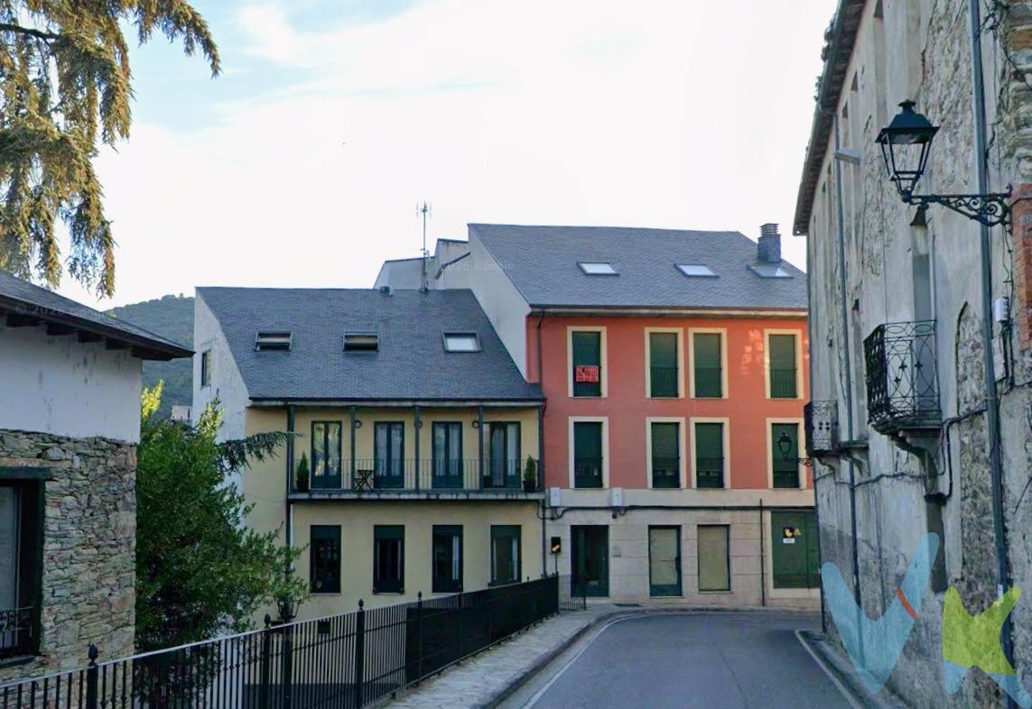 Descubre este espectacular dúplex situado en pleno centro de Villafranca del Bierzo, una oportunidad única para adquirir un hogar moderno y funcional. Con una superficie construida de 120 m² y útil de 105 m², esta propiedad cuenta con tres amplias habitaciones dobles que ofrecen confort y espacios luminosos gracias a su diseño todo exterior. Disfruta de la comodidad adicional que proporcionan sus dos baños perfectamente equipados. Además, tu nuevo hogar incluye plaza de parking y trastero . Su estado es completamente nuevo; podrás mudarte sin necesidad de realizar renovaciones ni reparaciones adicionales. Ideal tanto como residencia habitual o inversión debido a su ubicación privilegiada en pleno Camino de Santiago. 