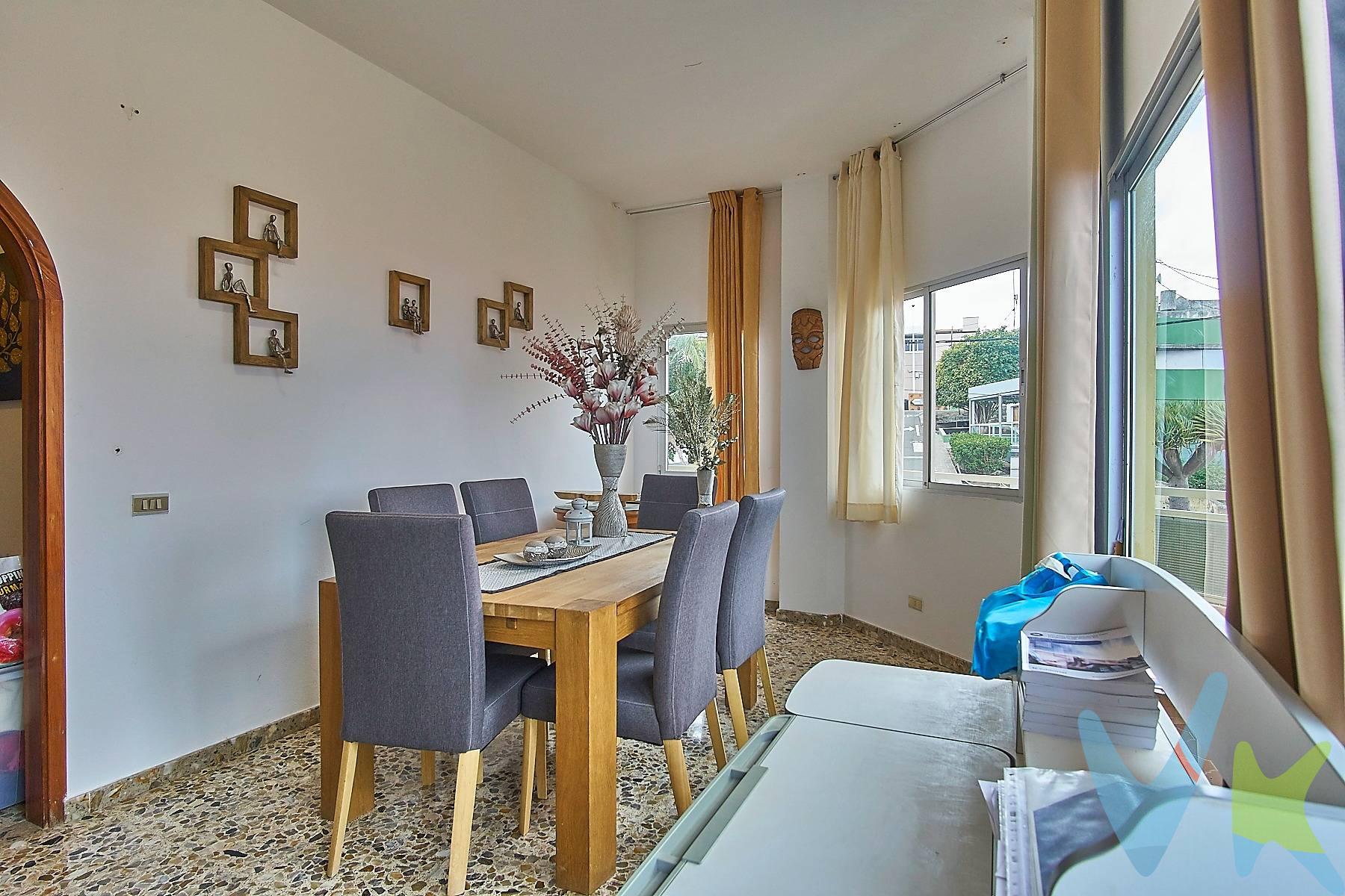 Se vende casa adosada situada en el casco del pueblo de  Casa Aguilar en Santa María de Guía. Su ubicación cerca de la carretera principal y de los servicios del pueblo ofrece un buen acceso, servicios y unas impresionantes vistas a la montaña y al mar. Se trata de una zona rústica y muy tranquila donde podrá disfrutar de la vida rural sin renunciar a los servicios de una ciudad ya que el casco de Guía está a solo 10 minutos. Este edificio que se vende completo como una única finca, está situado en esquina, cuenta con fácil aparcamiento y está distribuida en tres plantas:. 🔹 Planta baja: Anteriormente utilizada como restaurante, dispone de tres amplios salones, dos aseos y una zona de cocina con salida de humos. La altura del techo es de 3,4 m y sus amplias puertas y ventanales aportan gran luminosidad. Esta planta puede reformarse para reabrir un negocio de restauración o cualquier otro tipo de comercio, o bien transformarse en dos viviendas independientes e incluir también garaje. 🔹 Primera planta: Amplio piso con tres habitaciones dobles (dos de ellas con acceso a balcón), un baño, cocina con zona de comedor y solana con despensa. También cuenta con un gran salón en esquina con balcón, ideal para disfrutar de las vistas. 🔹 Segunda planta: Otra vivienda completa con tres dormitorios dobles (uno con balcón), salón, baño y cocina. La casa dispone de una escalera de servicio independiente que permite hacer división horizontal, pudiendo  vender o alquilar cada planta por separado. Además, las dos viviendas pueden disfrutar de su propia zona de terraza en la azotea, perfecta como zona de ocio. Como se ve en fotografías que están organizadas desde la azotea hacia abajo, hay estancias que necesitan reforma ya que se empezó a reformar dejándose sin terminar, es por ello que se deja gran cantidad de material de utilidad para finalizar la obra. Es una buena oportunidad tanto para inversión como para uso residencial. ¡No dejes pasar esta oportunidad! Para más información o concertar una visita, contáctanos. Mobiliario no incluido en la venta. Los gastos de impuestos, registro, notaría y cualquier otro derivados de la venta no están incluidos en el precio PVP.