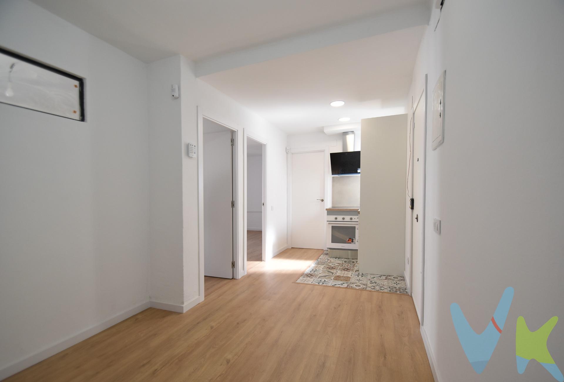 PISO ALQUILADO EN VENTA CON RENTABILIDAD . Si estás interesado en invertir en vivienda porque sabes que es la mejor manera de sacar una buena rentabilidad a tus ahorros, tenemos una oportunidad única que no debes dejar escapar. Te ofrecemos un piso que ya se encuentra alquilado y está situado en el mismo centro de Cubelles, en una calle peatonal, al lado de todos los servicios. Teniendo en cuenta que su rentabilidad es del 4,9% estamos seguros que te parecerá una buena oportunidad de inversión. Se trata de un precioso piso reformado con una superfície de 42,60m² construidos y de 37,65m² útiles. Segundo piso sin ascensor con una distribución de salón-comedor con cocina americana, dos dormitorios y un baño con plato de ducha. Dos balcones a la calle. Suelos de parquet, exteriores de aluminio, carpintería interior lacada en blanco. Consulta información más detallada en nuestras oficinas, estaremos encantados de atenderte. La ciudad costera de Cubelles, es un pueblo encantador que disfruta de todos los servicios, un casco antiguo muy bonito y extensas y limpias playas con zonas de nidificación de aves preservadas. El mar es su privilegio. El precio no incluye impuestos (ITP, IVA y AJD), ni los gastos de notario ni los de registro.