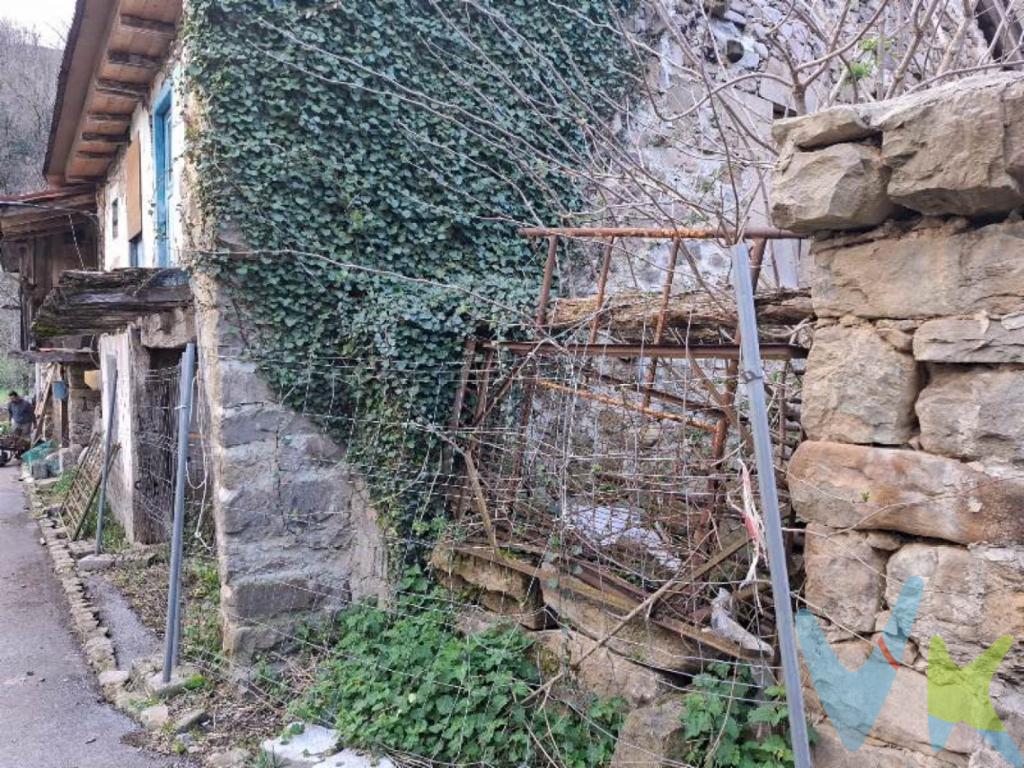 Una oportunidad única en Saja para crear la casa que siempre imaginaste.Si te apetece diseñar tu propio refugio en plena naturaleza, esta casa de pueblo en Saja (Los Tojos) es justo lo que estabas esperando.Necesita una reforma integral, sí pero eso es precisamente lo que la convierte en una oportunidad perfecta para dar rienda suelta a tu creatividad y construir ese rincón tan especial en el que llevas tiempo pensando.Con más de 180 m², incluyendo la antigua cuadra y pajar, tienes espacio de sobra para imaginar distribuciones, ambientes acogedores, rincones especiales y todo aquello que siempre quisiste.La vivienda cuenta con una zona exterior vallada en piedra, ideal para crear un pequeño jardín, una terraza donde disfrutar del sol o incluso un espacio chill-out para desconectar del mundo. Todo ello en un entorno tranquilo, verde y auténtico, donde el sonido protagonista es el de la naturaleza.Saja es una pequeña joya de Cantabria, perfecta para quienes buscan paz, aire puro y un ritmo de vida más pausado. Aquí podrás disfrutar de rutas, paisajes espectaculares y esa sensación de volver a lo esencial que tanto se valora hoy en día.Y ahora viene lo mejor ¡Su precio es simplemente increíble: solo 29.000 !Una oportunidad difícil de encontrar, ideal para quienes buscan una segunda vivienda con encanto o una inversión con muchísimo potencial.Ven a verla y empieza a imaginar cómo convertirla en tu rincón favorito del mundo.Gastos e Impuestos no incluidos en el precio. Compra sujeta a ITP. El comprador se hará cargo de los costes de la escritura e inscripción en el Registro de la Propiedad. Más información en www.activanorte.com
