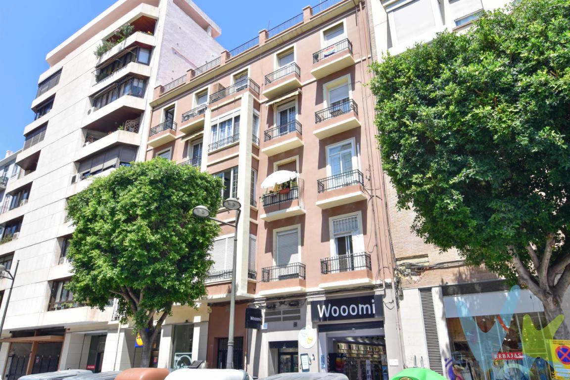 ¡Oportunidad única en Valencia! Presentamos este piso en venta ubicado en la conocida zona de L\'Eixample - Russafa. Esta propiedad de 77 metros cuadrados construidos combina a la perfección el encanto de la historia con las comodidades modernas. Situado en la cuarta planta de un edificio emblemático construido en el año 1946, el inmueble ofrece la combinación perfecta de comodidad por su cercanía a todos los servicios y tranquila.Esta vivienda en la actualidad cuenta con tres habitaciones, ideales para adaptarse a las necesidades de tu familia o incluso para aquellos que buscan un espacio adicional para oficina o estudio. Cada una de las habitaciones está diseñada para brindar la máxima comodidad y privacidad.El edificio dispone de un ascensor, una característica valiosa que facilita el acceso hasta la cuarta planta. Además, el piso cuenta con un balcón encantador, perfecto para disfrutar de momentos al aire libre. Desde este balcón se puede disfrutar de vistas despejadas, permitiendo apreciar la atmósfera única de Russafa.La ubicación es otro de los puntos fuertes de esta propiedad. Situado en un barrio lleno de vida y cultura, el piso se beneficia de todas las ventajas que ofrece. A pocos metros de distancia, se encuentran múltiples paradas de metro y bus, haciendo que la conexión con el resto de la ciudad sea rápida y sencilla. Este excelente transporte público facilita tanto el acceso a las áreas más céntricas como a las zonas periféricas de Valencia.Otro aspecto a destacar es la proximidad a diversas zonas ajardinadas. Estas áreas verdes ofrecen un respiro del ritmo urbano, ideales para paseos tranquilos o actividades al aire libre. La combinación de naturaleza y ciudad en un solo lugar hace de este piso una verdadera joya en Valencia.La distribución del inmueble ha sido pensada para maximizar cada rincón, proporcionando un diseño interior eficiente y agradable. La sala de estar y la cocina están dispuestas de manera estratégica para fomentar la interacción y el disfrute de cada espacio. Cada detalle ha sido seleccionado para mantener la armonía y el confort, haciendo de este piso un hogar en el que se puede vivir plenamente.Este atractivo piso es una opción ideal tanto para aquellos que buscan un hogar permanente como para aquellos que desean una inversión segura y rentable. La fusión entre ubicación privilegiada, características arquitectónicas del edificio y las comodidades modernas hacen de esta propiedad una oportunidad que no se puede dejar pasar.Invitamos a todos los interesados a visitar esta excepcional propiedad y descubrir por sí mismos las ventajas y encantos que ofrece. La oportunidad de adquirir un piso en una de las mejores zonas de Valencia, con todas las facilidades al alcance, es verdaderamente irrepetible. No dejen escapar la posibilidad de hacer de este piso su nuevo hogar. Contáctenos para concertar una visita y permitirnos mostrarle todo lo que esta maravillosa propiedad tiene para ofrecer. Agencia Registrada con el Nº 89 en el Registro Obligatorio de Agentes Inmobiliarios de la Comunitat Valenciana. Puede consultar en la web de la GVA:https://habitatge.gva.es/es/registres-en-materia-habitatge La oferta está sujeta a cambios de precio o retirada del mercado sin previo aviso. Este anuncio en su conjunto, incluyendo textos, fotos, imágenes o cualquier otro contenido del mismo, no es vinculante dado que la información es ofrecida por terceros y puede contener errores. Se muestra a título informativo y no contractual. El precio no incluye lo siguiente: Honorarios de la agencia inmobiliaria, impuestos (IVA, ITP) y otros gastos de la Compraventa (notaria, gestoría y registro). Por mandato expreso del propietario, comercializamos este inmueble en exclusiva, lo que le garantiza el acceso a toda la información, a un servicio de calidad, un trato fácil, sencillo y sin interferencias de terceros. Por este motivo, se ruega no molestar al propietario, a los ocupantes de la propiedad o a los vecinos. Muchas gracias por su comprensión. Si usted es agente inmobiliario y tiene un cliente para este inmueble, llámenos: estaremos encantados de colaborar. 