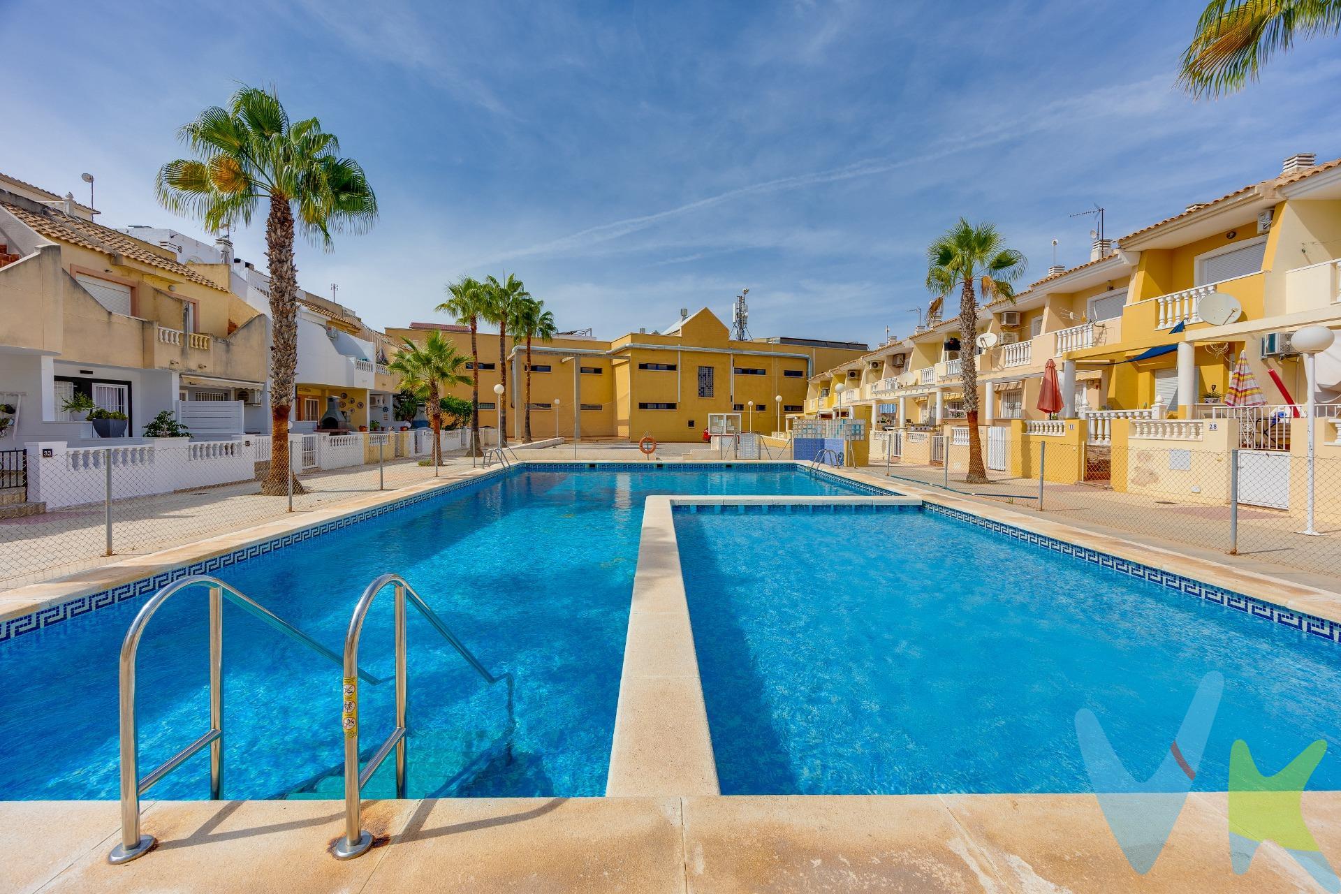 Mocadi Real Estate Torrevieja presenta esta vivienda adosada totalmente reformada, situada en una tranquila urbanización de El Moncayo, a tan solo unos minutos andando de la playa. La vivienda cuenta con 79 m² construidos distribuidos en dos plantas y destaca por su estilo actual, espacios luminosos y una reforma cuidada que permite entrar a vivir directamente. En la planta principal encontramos una agradable zona de salón-comedor con cocina integrada y totalmente equipada, creando un espacio moderno y acogedor. Desde esta planta se accede también a una amplia terraza, perfecta para disfrutar del exterior. Dispone de 2 dormitorios, 1 baño y 1 aseo, además de armario empotrado, aire acondicionado por splits, trastero y diferentes espacios exteriores. La vivienda forma parte de una urbanización con piscina comunitaria, zonas ajardinadas y un entorno tranquilo, ideal tanto como residencia habitual como para disfrutar de una segunda vivienda junto al mar. Uno de sus mayores atractivos es su ubicación: la playa se encuentra a unos 10 minutos andando, aproximadamente 700 metros, además de contar con supermercados, transporte y otros servicios en los alrededores. Una vivienda reformada, con terraza, piscina y muy cerca del mar, lista para empezar a disfrutarla desde el primer día. . Por mandato expreso del propietario, comercializamos este inmueble en exclusiva compartida, lo que garantiza un servicio de calidad, un trato fácil y personalizado, una gran difusión en nuestras redes compartidas y sin interferencias de terceros. Por este motivo se ruega no molestar al propietario, a los ocupantes de la propiedad, a los vecinos o conserjes del edificio si los hubiera. Si eres una agencia, llámanos colaboraremos contigo.