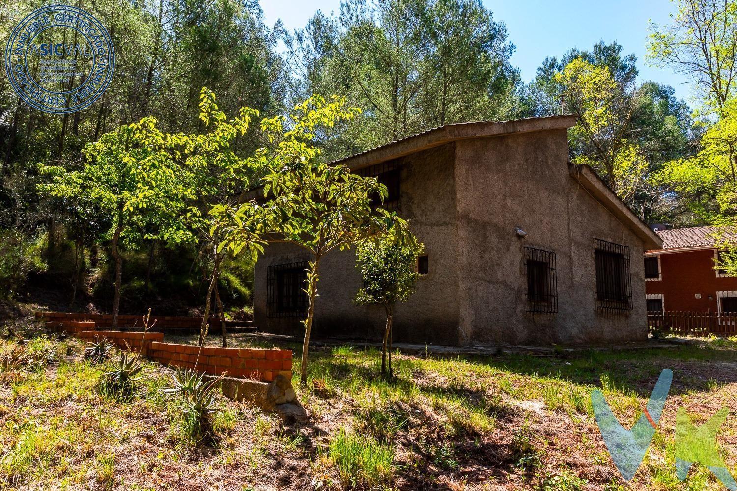 En el paraje natural del Desierto de Las Palmas, entre los municipios de Cabanes-Benicasim y Castellón capital se encuentra este idílico paraje para disfrutar de la naturaleza en estado puro. La vivienda está rodeada de una pequeña comunidad de otras cuatro viviendas cercanas y de otras más alejadas que están situadas en el camino hasta llegar a este lugar; tiene una extensión de terreno de          hectáreas, es decir, diez mil metros, que hace que se pueda disfrutar tanto del propio terreno como del paraje que lo rodea; ideal para hacer caminatas por la zona y para reunirse con familiares y amigos  en un lugar precioso. La pequeña comunidad de la zona son paisanos del lugar o vecinos que vienen a pasar temporadas y que les gusta la naturaleza y disfrutan de la misma siempre que pueden tener unos días de vacaciones. La masía dispone de una planta baja con comedor, cocina y una habitación y baño, y mediante una escalera se accede a la buhardilla donde tiene una amplia habitación con vistas a la montaña. Ideal para escaparse del mundanal ruido y dejarse embriagar por la naturaleza, teniendo a veinte minutos en coche el municipio de Benicasim con todos los servicios a su alcance. Por mandato expreso del propietario comercializamos este inmueble mediante contrato de multi-exclusiva, por el cual numerosas agencias colaboradoras, nacionales e internacionales, ofrecen esta vivienda a sus potenciales compradores, todo ello garantizando un servicio de calidad, un trato fácil, sencillo y sin interferencias de terceros, ya que la gestión es a través de nuestra agencia. *Impuestos, gastos de compraventa tales como honorarios agencia y financiación no incluidos. 