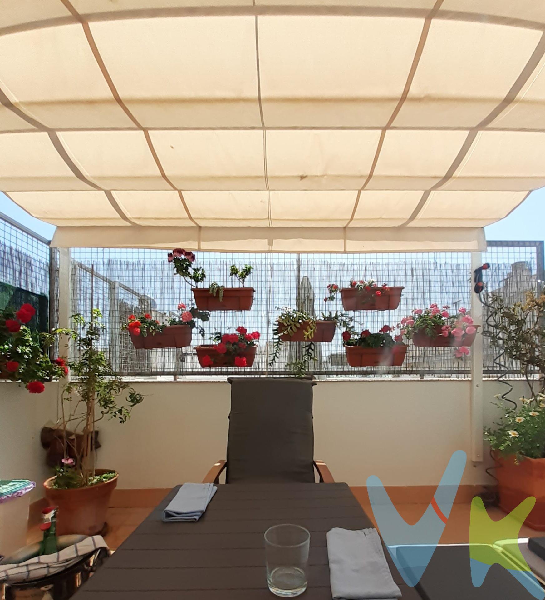 Magnífica vivienda ático con terraza privada en pleno centro de Cádiz en las inmediaciones del barrio del Mentidero y a escasos metros del Paseo de la Alameda Apodaca y Plaza de San Antonio. La vivienda cuenta con un dormitorio muy amplio con vestidor, resultado de transformar un dormitorio de la distribución original añadiéndolo al dormitorio principal. Salón amplio con cocina americana. Cuarto de baño completo con placa de ducha. Todas las estancias luminosas y con ventilación directa al exterior salvo el cuarto de baño que ventila al patio del edificio. La vivienda cuenta además con terraza de 19 m2 de uso privativo en la planta superior a la vivienda con toma de electricidad y de agua por lo que podrá tomar el sol tranquilamente y refrescarse en cualquier momento. Construcción de 2019 fruto de una rehabilitación integral. Edificio con ascensor. * Gastos, impuestos y honorarios de la agencia no incluidos en el precio. Si estás interesado en esta propiedad pero tienes que vender, contacta con nosotros, te ayudamos a encontrar comprador para tu vivienda. Periodo de validez de la publicación 31/12/2025