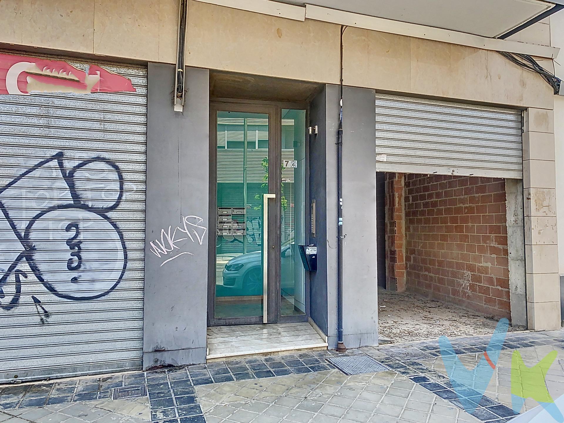 Descubre esta increíble planta baja ubicada en la avenida principal Blasco Ibáñez de Massanassa. Con una superficie total de 292 metros cuadrados, esta propiedad ofrece un sinfín de posibilidades para familias, inversores o cualquier persona que busque un espacio amplio y versátil. . Con 212 metros cuadrados interiores, complementados por un magnífico patio de 80 metros cuadrados, esta planta baja puede transformarse en dos pisos independientes o en una espectacular casa unifamiliar con un patio extraordinario. Además, cuenta con dos accesos separados que permiten una flexibilidad única en la distribución y uso del espacio. La ubicación estratégica de esta propiedad es inmejorable. Está a tan solo 5 minutos a pie de la estación de tren y a 100 metros de la parada de autobús que conecta con Valencia en 15 minutos. También tendrás a tu alcance todos los servicios necesarios para el día a día: farmacias, colegios, supermercados, bancos y el ambulatorio están a poca distancia, proporcionando comodidad y facilidad. Esta planta baja no solo es ideal para convertirla en tu hogar, sino también es una excelente oportunidad de inversión. Su estratégica ubicación y las múltiples posibilidades de configuración la convierten en una opción perfecta para cualquier proyecto inmobiliario. No pierdas la oportunidad de conocer más sobre esta propiedad única. ¡Contáctanos para más información y programa una visita hoy mismo!. La descripción del presente inmueble e imágenes tienen mero carácter informativo y en ningún caso carácter contractual, pudiendo ser modificados por la inmobiliaria comercializadora sin que ello implique responsabilidad alguna frente a terceros. En el precio de venta a público, esta propiedad NO incluye los gastos de adquisición (Notario, registro, gestión, honorarios, etc…). 