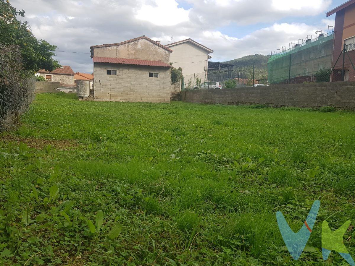 Terreno urbano en Los Corrales de Buelna (Cantabria). La parcela tiene una superficie de 619 m² y sobre ella hay edificada un almacén de unos 60 m² de planta. Urbanísticamente está calificada como suelo urbano ordenanza nº 3, siendo el uso característico en estos tipos de terrenos el residencial en edificio unifamiliar, estando permitido también entre otros el uso industrial y el comercial. El almacén tiene suministro eléctrico y agua de traida. Está ubicada en el centro de Somahoz, junto al colegio. Bien comunicada por carretera y próxima a la estación de ferrocarril. Gastos de la transacción:. La compra de esta finca está gravada por el impuesto de transmisiones patrimoniales (10%). 