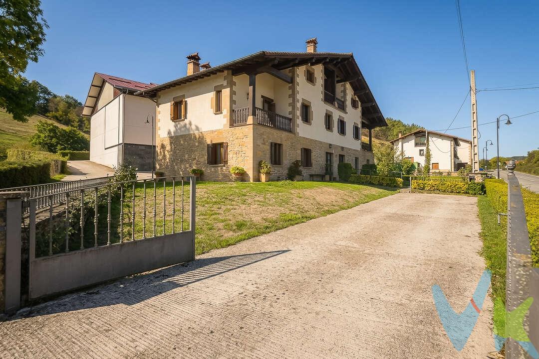 Chalet pareado con jardín en Auza, Valle de Ultzama. Arquitectura tradicional, calidad constructiva y entorno natural privilegiado.
Una vivienda construida para perdurar, en uno de los enclaves naturales más atractivos de Navarra.
En Auza, uno de los concejos del Valle de Ultzama, se encuentra esta vivienda unifamiliar pareada con jardín perimetral, una propiedad que destaca por la calidad de su construcción, la cuidada selección de materiales y una arquitectura tradicional plenamente integrada en el carácter rural de su entorno.
Construida en 1998, la vivienda responde a criterios constructivos que priorizan la solidez, la durabilidad y la autenticidad. Sus volúmenes equilibrados, la cubierta a dos aguas, el revestimiento de piedra natural en fachada y muros perimetrales, las contraventanas tradicionales de madera y las carpinterías interiores de madera maciza configuran una estética atemporal, en armonía con la arquitectura característica de la zona.
Una casa concebida con atención al detalle y respeto por la tradición constructiva, donde los materiales y las soluciones arquitectónicas aportan personalidad y carácter propio.
Tres plantas con amplios espacios y múltiples posibilidades
La vivienda se distribuye en tres plantas, con una organización que combina amplitud, funcionalidad y espacios diferenciados para la vida familiar.
Planta baja. La entrada da paso a una planta de generosas dimensiones, concebida para disfrutar de la vida cotidiana. Dispone de un amplio salón con chimenea, un espacio acogedor que invita al descanso y a las reuniones en torno al fuego, y una cocina de grandes dimensiones, con espacio suficiente para cocinar y compartir. Completan esta planta una despensa independiente, un baño y un garaje-trastero cubierto y cerrado, que ofrece un valioso espacio auxiliar para almacenamiento y otros usos.
Primera planta. Destinada principalmente a la zona de descanso, alberga tres dormitorios y dos baños completos. El dormitorio principal dispone de baño en suite, proporcionando mayor comodidad e independencia. Esta planta cuenta, además, con salida a un balcón orientado hacia el frente de la vivienda y acceso a una amplia terraza orientada al sur, especialmente atractiva por su orientación y sus posibilidades para disfrutar del sol y del aire libre.
Segunda planta. Bajo la cubierta se distribuyen dos dormitorios adicionales y un balcón-mirador, que aporta un espacio singular desde el que disfrutar de la luz y de las vistas del entorno.
En conjunto, la vivienda ofrece cinco dormitorios, una distribución versátil y espacios suficientes para adaptarse a distintas necesidades familiares, disponer de zonas de trabajo o recibir invitados.
Jardín privado y arquitectura integrada en el paisaje
La casa cuenta con un jardín que la rodea, un espacio exterior que refuerza su carácter residencial y permite disfrutar del contacto con la naturaleza sin renunciar a las comodidades de una vivienda consolidada.
La piedra presente tanto en la fachada como en los muros perimetrales, junto con la madera y la cubierta tradicional a dos aguas, contribuye a integrar la propiedad en el paisaje rural de Ultzama. Una arquitectura sobria y coherente, alejada de soluciones pasajeras, que encuentra su principal valor en la calidad de los materiales, la proporción de sus volúmenes y su vinculación con el entorno.
En el apartado de instalaciones, la vivienda dispone de un sistema individual de calefacción y producción de agua caliente sanitaria mediante caldera de gasoil.
Valle de Ultzama: naturaleza, tranquilidad y servicios
Auza se encuentra en el Valle de Ultzama, un entorno de gran riqueza paisajística y natural, caracterizado por sus praderas, bosques, caminos rurales y sendas de montaña. Un territorio que invita a disfrutar de la vida al aire libre, los paseos, las excursiones y el contacto cotidiano con la naturaleza.
El valle cuenta con espacios naturales de especial interés y forma parte de un entorno de reconocido valor ambiental, vinculado a la Red Natura 2000. Su paisaje, su carácter rural y la conservación de sus valores tradicionales lo convierten en un lugar especialmente atractivo para quienes buscan tranquilidad y calidad de vida.
A este atractivo natural se suma una ventaja fundamental: Ultzama mantiene una comunidad local activa y dispone de servicios y dotaciones que facilitan la vida diaria, entre ellos escuela comarcal, instalaciones deportivas, atención sanitaria y comercios. Todo ello, unido a su proximidad a Pamplona, permite disfrutar de un entorno residencial tranquilo sin renunciar a la conexión con la capital y sus servicios.
Una casa para quienes valoran la calidad y la autenticidad
Esta propiedad reúne atributos cada vez más apreciados en el mercado residencial: una construcción sólida, materiales tradicionales de calidad, cinco dormitorios, espacios exteriores propios y una ubicación en un entorno natural privilegiado, con servicios y buenas conexiones con Pamplona.
Una vivienda con personalidad, construida con criterios de permanencia y pensada para disfrutar del espacio, la tranquilidad y el paisaje.
Una oportunidad para establecer su hogar en el Valle de Ultzama y disfrutar de una forma de vida en la que la arquitectura tradicional, la naturaleza y la comodidad cotidiana encuentran su equilibrio.
INFORMACIÓN LEGAL
▪ Información meramente orientativa, sin carácter contractual.
▪ Superficies y características aproximadas, con finalidad descriptiva.
▪ En el precio de venta están incluidos los honorarios de la agencia inmobiliaria, que serán asumidos por la parte vendedora.
▪ El precio indicado no incluye los gastos e impuestos derivados de la compraventa a cargo del comprador (Notaría, Registro de la Propiedad, I.T.P., A.J.D. o I.V.A., según corresponda), ni otros posibles gastos asociados.
▪ El inmueble se transmite sin mobiliario ni otros enseres, salvo que se indique expresamente lo contrario.
 
A modo orientativo en Navarra:
▪ Notaría y Registro: 1%–1,5%.
▪ ITP: tipo general 6% (con posibles bonificaciones).
▪ AJD: aprox. 0,5%–1%.