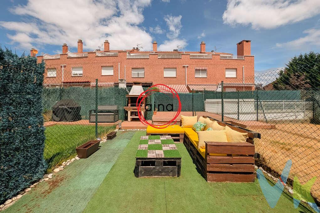 Hay hogares que ofrecen espacio… y otros que además regalan calidad de vida. Este chalet es uno de ellos.
Ubicado en una tranquila y consolidada zona residencial de Zizur Mayor, este magnífico chalet adosado de cuatro plantas destaca por contar con una zona de jardín privado con sol desde primera hora de la mañana y hasta última hora de la tarde, con 218 m2 construidos y 171 m2 útiles, su excelente distribución y por ofrecer el equilibrio perfecto entre espacios interiores y exteriores para disfrutar en familia.
Desde el primer momento, la vivienda transmite una agradable sensación de hogar. Cada planta ha sido diseñada para aprovechar al máximo el espacio, creando estancias amplias, luminosas y muy funcionales.
En la planta baja encontramos un práctico aseo de cortesía, una amplia cocina independiente de 12,50 m², completamente equipada y con espacio para el día a día, y un espectacular salón-comedor de casi 30 m², una estancia muy luminosa con salida directa a la terraza y al jardín privado que cuenta con barbacoa.
El jardín, con orientación este-oeste, es uno de los grandes protagonistas de la vivienda, permitiendo disfrutar del sol tanto por la mañana como por la tarde. Un espacio perfecto para relajarse, organizar comidas al aire libre o disfrutar con los más pequeños de la casa.
La primera planta alberga la zona de descanso, compuesta por un distribuidor, un baño completo y dos amplios dormitorios de 17,55 m² y 15,85 m², este último con acceso a un acogedor balcón, ideal para disfrutar de un momento de tranquilidad.
La última planta sorprende con un fantástico dormitorio abuhardillado de 25 m², un espacio lleno de posibilidades que puede convertirse en una magnífica suite principal, zona de trabajo o sala de ocio. Además, dispone de una espectacular terraza privada de 14 m², orientada al sureste, donde disfrutar del sol desde primera hora del día.
En el sótano encontramos un amplio garaje de 48 m², con capacidad para varios vehículos y una práctica zona equipada con una pequeña cocina, perfecta para acondicionar un acogedor txoko y convertirlo en el lugar ideal para reuniones familiares y con amigos.
Una ubicación para disfrutar del día a día
La vivienda se encuentra en una de las zonas residenciales más demandadas de Zizur Mayor, un entorno tranquilo y familiar con todos los servicios a escasos minutos a pie: colegios, instituto, supermercados, polideportivo, piscinas, farmacias, zonas verdes y excelentes comunicaciones con Pamplona.
Una vivienda pensada para quienes buscan amplitud, comodidad, espacios exteriores y una ubicación privilegiada, sin renunciar a la tranquilidad de vivir en un entorno residencial consolidado.
Si buscas un chalet donde cada estancia tenga su propio protagonismo, con un gran jardín, varias terrazas, un amplio garaje y el espacio que tu familia necesita, esta puede ser la oportunidad que estabas esperando.

INFORMACIÓN LEGAL A TENER EN CUENTA
ℹ️ Los datos, superficies y planos reflejados tienen carácter orientativo y meramente informativo, sin valor contractual.
El precio de venta no incluye impuestos ni gastos derivados de la transmisión.
La compra de la vivienda conlleva, entre otros, los siguientes gastos para la parte compradora:


Impuesto sobre Transmisiones Patrimoniales (ITP), según la normativa vigente y las circunstancias fiscales del comprador.


Gastos de Notaría y Registro.


Gastos financieros en caso de financiación mediante préstamo hipotecario.


Los honorarios de intermediación inmobiliaria son asumidos íntegramente por la parte vendedora.
¡El comprador no paga honorarios de agencia!
