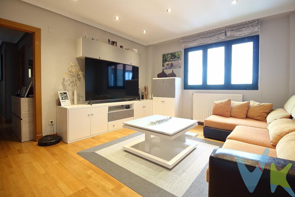  En el barrio de  VIESQUES, se encuentra este excepcional piso MUY LUMINOSO que ofrece una oportunidad única para quienes buscan un hogar acogedor y bien situado. A la venta se presenta este hermoso inmueble, situado en la tercera planta de un edificio construido en el año 2004, en la urbanización Puerta de Viesques,Con un generoso espacio de 68,24 metros cuadrados útiles y 77,22 metros cuadrados construidos, este piso dispone de dos amplias habitaciones que ofrecen el espacio perfecto para descansar y relajarse. Cada una de las habitaciones está diseñada para generar un ambiente de tranquilidad y confort, pensando en ofrecer la mejor calidad de vida a sus nuevos propietarios. Asimismo, el inmueble incluye un salón comedor muy luminoso, ideal para esos momentos de convivencia y descanso en familia.Este piso también viene completamente amueblado y con electrodomésticos incluidos, lo cual, sin duda, facilita y agiliza el proceso de mudanza, permitiendo que pueda instalarse de inmediato sin preocuparse por nada más que disfrutar de su nuevo hogar. Otro de los atractivos de esta propiedad es su acceso a una amplia gama de comodidades dentro del edificio. Cuenta con un ascensor que conecta todas las plantas, ofreciendo comodidad y accesibilidad a personas de todas las edades. Además, dispone de una PLAZA DE GARAJE propia  Y TRASTERO para asegurar la máxima tranquilidad y seguridad de tu vehículo. SE VENDE OTRA PLAZA MÁS DE GARAJE EN LA MISMA URBANIZACION A PARTE.Para los momentos de ocio y recreación, los residentes de este edificio pueden disfrutar de una magnífica zona de piscinas, ideal para relajarse en los días soleados o para darse un buen chapuzón cuando lo desee y una piscina climatizada para poder nadar en los días de invierno. Una zona ajardinada complementa las instalaciones comunitarias, proporcionando un espacio verde en el que poder desconectar del ritmo diario y disfrutar de la naturaleza sin salir de casa. Además de un gimnasio muy bien equipado y una pista de  squash.La ubicación de este piso es simplemente excelente. La zona de VIESQUES está muy bien comunicada, con paradas de autobús cercanas que facilitan el acceso rápido y cómodo a cualquier parte de Gijón. Además, el barrio ofrece una rica variedad de servicios esenciales, como supermercados, colegios, farmacias, y restaurantes.Si desea conocer más acerca de este maravilloso piso, no dude en ponerse en contacto. Estamos seguros de que una visita personal le permitirá apreciar mejor sus encantos y verlo como el hogar ideal para comenzar una nueva etapa de su vida en Gijón. Concierte una visita hoy mismo y permita que este excepcional espacio le enamore con todas sus posibilidades.Contamos con más de 35 años de experiencia acreditada y nuestro objetivo es garantizarle un servicio de compra humano, ético, de calidad, fácil y seguro. Nuestro equipo lo integran agentes con la titulación AIR (Agente Inmobiliario Registrado), somos CRS (Council of Residential Specialist) y API. (Agente de la Propiedad Inmobiliaria Colegiado nº248). Contamos con un seguro de Caución que nos permite garantizar el depósito de las cantidades entregadas por nuestros clientes.Te ayudamos con la financiación con las mejores condiciones hipotecarias hasta el 100%.Consulte en nuestras reseñas de Google lo que opinan los clientes que ya han trabajado con nosotros.El precio NO incluye: Impuestos, gastos de Notaría, registro y honorarios de los servicios contratados por los compradores a la Agencia Inmobiliaria.
