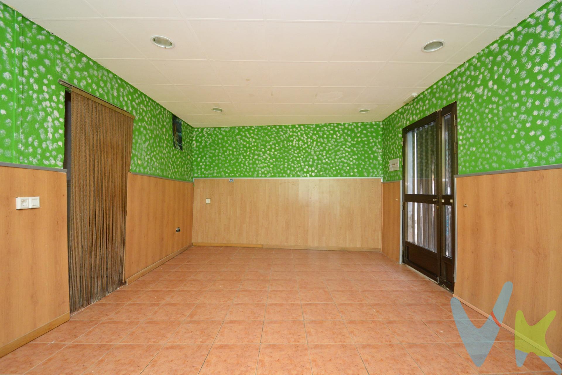 CASA DE 3 PLANTAS EN GALLUR CON CORRAL ((MUCHAS POSIBILIDADES)) - C/ RAMON Y CAJAL. Casa con corral. Compuesta por 324 m² de superficie construida y 292 m² de superficie útil. Distribuida en planta baja y dos pisos. . Planta baja (local), divido en dos partes de 34.34 m² y 25.84 m². Además cuenta con un corral de 40.93 m². . La primera planta tiene 98.35 m² de superficie útil distribuidos en 4 dormitorios, salón, cocina, despensa, baño, trastero y terraza. Suelos de baldosa, puertas y ventanas de madera. La segunda planta se divide en dos estancias de 54.57 m² y 36.38 m², que hacen un total de 91.25 m² útiles. Se distribuye en 6 dormitorios, 2 salones , cocina y terraza. Suelos de baldosa, puertas y ventanas de madera. Si estas buscando vivienda en uno de los pueblos más históricos de  La Ribera Alta del Ebro, no dudes en valorar esta estupenda casa y sus opciones de reforma. Este pueblo cuenta con parada de tren, además de autobuses a varias poblaciones cercanas de las Cinco Villas. Hay centro de salud, colegio y comercios de todo tipo. . No te pierdas nuestro reportaje fotográfico y el tour 360º que tenemos preparado para ti. Y SI QUIERES ASESORAMIENTO FINANCIERO SIN COMPROMISO, CONSULTA CON NOSOTROS. BUSCAMOS SOLUCIONES🏡,. ENCONTRAMOS HOGARES💙. . 