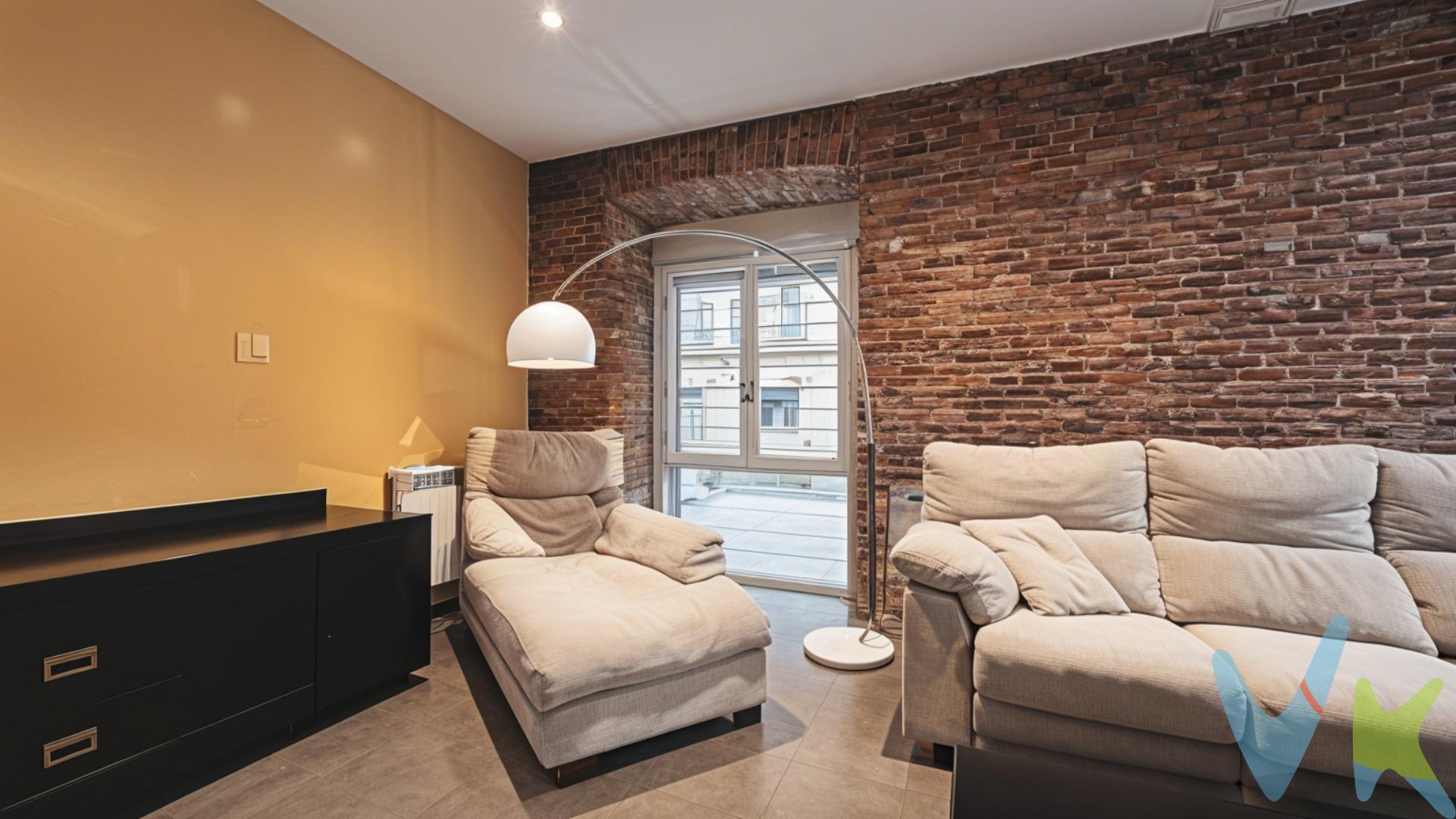 Vivir en Malasaña, es elegir uno de los barrios con más personalidad de Madrid, un entorno céntrico y vibrante, reconocido por su carácter creativo, arquitectura con historia y estilo de vida urbana. Te ofrecemos a la venta este inmueble super exclusivo, ya que se trata de una vivienda + local, lo que te permitirá darle el uso que desees. El inmueble se distribuye en dos plantas:. •	Planta baja con ventanas a dos calles al ser un esquinazo. Según entramos nos encontramos con un gran salón abierto y muy luminoso distribuido en 2 ambientes. Cocina semi integrada totalmente amueblada y equipada, baño de cortesía, zona de lavado y enorme suite principal de 28.23 m2. •	Planta sótano de x 22 m2 que se encuentra en bruto para diseñar a tu gusto. Finca construida en 1900 con la ITE favorable en el 2021 y sin derramas, representativa de la arquitectura tradicional madrileña. Un edificio con carácter, bien integrado en el entorno histórico del barrio. Finca ubicada en Malasaña, con todos los servicios y con excelentes comunicaciones mediante metro y autobús: . Información adicional:. - ⁠Metros construidos: según registro 149,78 m2: (vivienda 110.97 m) + (sótano de 38.81 m). - Metros catastrales: 159 m2 ( Vivienda 84 m, Almacén 28 m, Comercio 34 m y Elementos comunes 13 m). - Metros útiles: (Planta Baja 95 m2 y Sótano 19 m2) aproximadamente. * Este anuncio no es vinculante, puede contener errores. Se muestra a título informativo y no contractual. Conforme a lo establecido en la Ley 10/2025 de Publicidad Inmobiliaria, se informa que:. - El precio de venta publicado: no incluye el mobiliario ni la decoración, ni los impuestos, ni los honorarios derivados del servicio de compra. -El comprador asumirá, además del precio de compraventa, un coste adicional del 3 % del precio de venta del inmueble en concepto de servicio de gestión, asesoramiento y acompañamiento en todo el proceso de compra. - Impuesto de Transmisiones Patrimoniales (ITP):6 % del precio de compra. - Gastos de notaría: entre un 0,2 % y un 0,5 % del del precio de compra. - Gastos de inscripción en el Registro de la Propiedad: estimados entre un 0,1 % y un 0,25 % del precio de compra. Contacta con Assyss Inmobiliarias y solicita tu visita. 