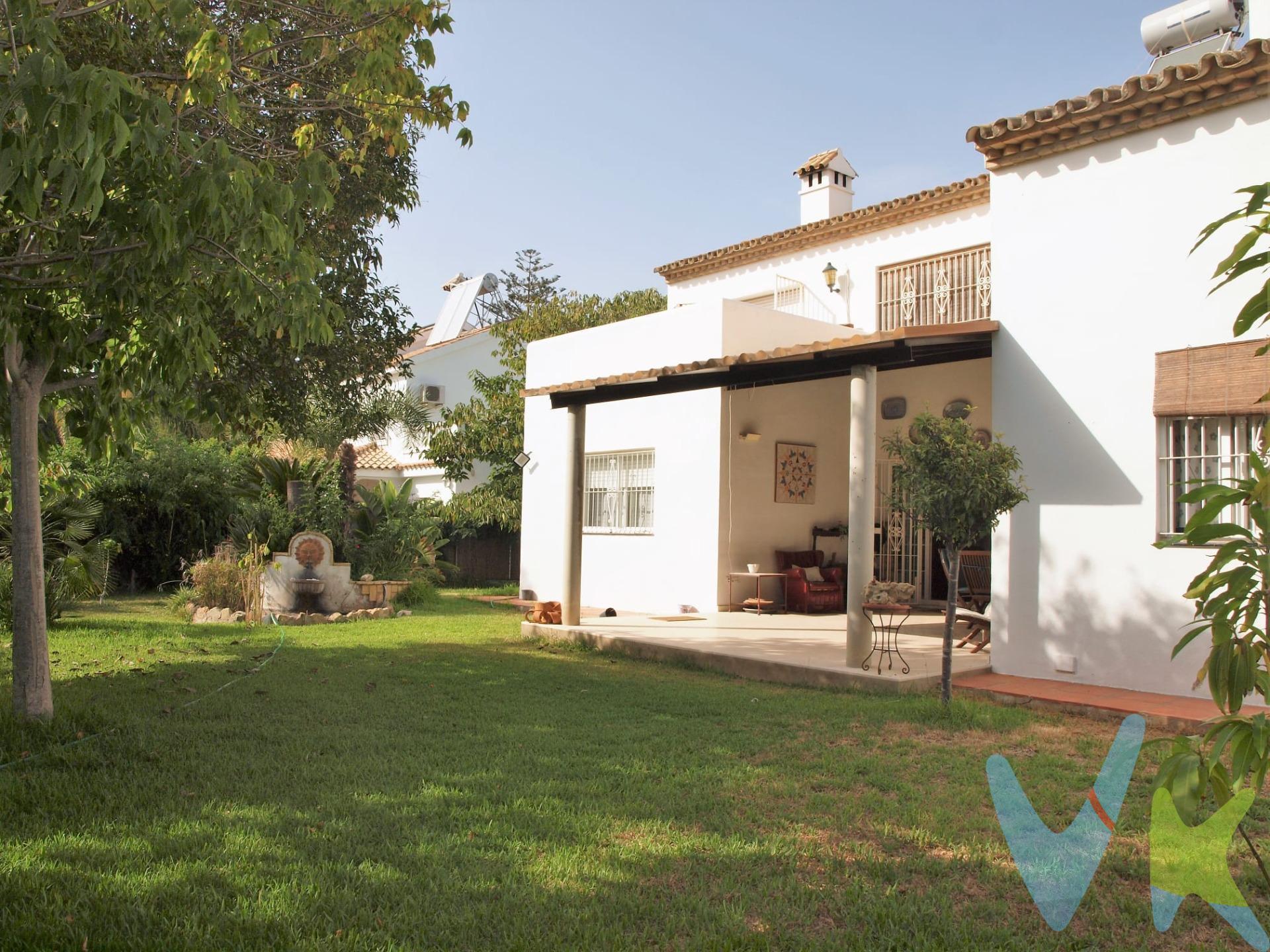 Vivienda Unifamiliar de 179 metros cuadrados construidos sobre parcela de 500 m2, con porche cubierto de 30 metros ya garaje para dos coches y moto. Un hogar lleno de encanto, luz y naturaleza en un enclave único. Bienvenido a este precioso chalet independiente de inspiración andaluza, donde la calidez, la luz y el entorno natural se unen para crear un hogar único. Cada rincón ha sido pensado para disfrutar de la vida con comodidad y emoción. 🌞 Luz y orientación perfecta:. Disfruta de la luz natural desde el amanecer hasta el atardecer:. 	•	El salón, porche y terraza del dormitorio principal están orientados al sur, bañándose de sol durante todo el día. 	•	La cocina, entrada y uno de los dormitorios de la planta superior miran al este, recibiendo el cálido sol de la mañana. 🌿 Un exterior que enamora:. 	•	Amplio jardín con césped natural, frutales y una coqueta fuente que añade frescura y tranquilidad. 	•	Porche cubierto de 30,30 m², perfecto para desayunar al sol o disfrutar de veladas al aire libre. 	•	Terraza privada en el dormitorio principal, un rincón íntimo para contemplar los atardeceres. 🏠 Un interior con alma:. 	•	Amplio salón-comedor de 41,92 m², luminoso y acogedor, con acceso directo al porche. 	•	Cocina funcional, que sorprende con sus puertas de estilo indio, talladas en madera, un toque exótico y lleno de personalidad. 	•	Dormitorio principal con acceso directo a una terraza soleada y privada. 	•	Buhardilla de madera, perfecta como zona de juegos, lectura o rincón creativo. 	•	Baños con encanto andaluz, decorados en blanco y azul, que evocan tradición y frescura. 📍 Ubicación inmejorable:. Este hogar se encuentra en un enclave privilegiado:. ✅ A pocos metros del Parque Natural, ideal para paseos, deporte y desconexión. ✅ Junto al tranvía y la parada de bus, que te conecta en minutos con la ciudad y Cádiz y Chiclana. ✅ A la entrada de la ciudad, con todos los servicios a tu alcance y fácil acceso. 🌟 Extras que marcan la diferencia:. ✅ Orientación sur y este: luz natural y calidez todo el día. ✅ Jardín y porche ideales para disfrutar en familia. ✅ Cocina única, con encanto y carácter. ✅ Ubicación privilegiada, naturaleza y ciudad en un solo lugar. ✅ Posibilidad de dividir la vivienda en dos chalets pareados, cumpliendo la normativa municipal, ofreciendo una excelente opción tanto para familias como para inversores. Este no es solo un chalet. Es un hogar para vivir emociones, crear recuerdos y disfrutar de la vida. Ven a descubrirlo y déjate enamorar. 📞 Llámanos y agenda tu visita. Este hogar está esperando por ti.