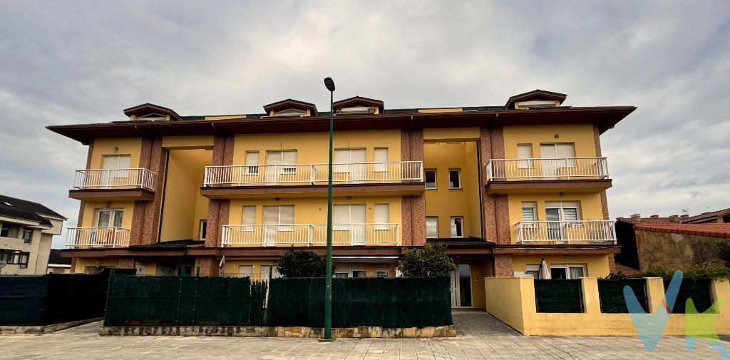  Dúplex con vistas al mar y a la montaña en zona tranquila de Suances . Si buscas una vivienda cómoda, luminosa y bien ubicada, este dúplex lo tiene todo. Situado en una zona tranquila, pero a solo dos minutos de todos los servicios, ofrece el equilibrio perfecto entre calma y vida diaria. Además, la parada de autobús está justo al lado del portal, la zona es muy cómoda para aparcar y permite moverte andando sin necesidad de transporte. Distribución funcional y muy bien aprovechada. Planta baja:. -Cocina independiente, práctica y luminosa. -Balcón, ideal para desayunos al aire libre. -Aseo, un plus de comodidad para el día a día y las visitas. Planta superior:. -Salón amplio y luminoso, perfecto como zona de descanso. -3 habitaciones, bien distribuidas y versátiles. Dos balcones:. - Uno con vistas al mar, para disfrutar del entorno costero. - Otro en la habitación principal, con vistas a la montaña, aportando tranquilidad y luz natural. - Baño completo con bañera, cómodo y funcional.  Por qué destaca esta vivienda:. -Doble orientación con vistas al mar y a la montaña. Zona residencial silenciosa y agradable. Todos los servicios, playas y centro a pocos minutos. Ideal como vivienda habitual, segunda residencia o inversión, gracias a la alta demanda en Suances. Un dúplex pensado para disfrutar del confort, la ubicación y el privilegio de vivir entre el mar y la montaña.  Contáctanos y ven a descubrirlo: una oportunidad que merece la pena ver en persona. Gastos de la transacción: . Compra sujeta al Impuesto de Transmisiones Patrimoniales. El adquiriente se hará cargo del coste de la escritura y su inscripción en el registro de la Propiedad. 