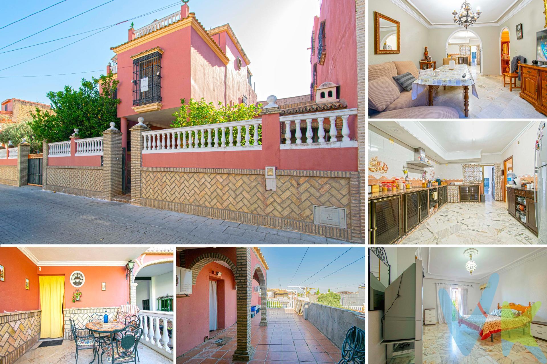 Gran vivienda pareada en Barriada San Rafael, en Alcalá de Guadaíra!!!. Amplia, exterior y muy luminosa, vivienda my bien situada, en zona muy tranquila y con todo tipo de servicios a su alcance, comercios, colegios, zonas infantiles... El inmueble dispone de 262m2 construidos distribuidos en dos plantas más gran sótano y amplia azotea. Un gran patio delantero nos abre paso, a través de unas amplias escaleras de obra accedemos a una gran terraza donde podrá disfrutar de estupendas reuniones. En la planta principal tenemos el salón,  una gran cocina con acceso a terraza donde podrá disfrutar de estupendas comidas al aire libre, junto a ella un amplio y cómodo comedor, un dormitorio y un baño con placa de ducha. La primera planta se distribuye en cuatro amplios dormitorios, dos de ellos con balcones y un baño con bañera. Desde la primera planta accedemos a una gran azotea con una parte cerrada con lavadero/trastero. En el patio, que rodea toda la vivienda, hay una zona con barbacoa de obra donde podrá pasar estupendas veladas con la familia y amigos y una zona donde podrá aparcar su vehículo. La casa cuenta con un magnífico sótano ideal como garaje, almacén, cuarto de usos múltiples, incluso vivienda independiente. Las ventanas son de aluminio lacado en color bronce, las puertas de madera y el suelo de mármol, dispone de aire acondicionado mediante splits independientes. Gran casa con grandes posibilidades. Solicite más información sin compromiso!!!. Informamos a nuestros clientes compradores que el precio de venta no incluye lo siguiente: Honorarios de la agencia inmobiliaria, Impuestos (I.T.P., I.V.A. o A.J.D., en su caso) ni otros gastos de la compraventa (gastos de Registro de la Propiedad, Notaría, Gestoría ni de posible Financiación). Documento F.I.S. a disposición del consumidor según Decreto 218/2005 Junta de Andalucía.