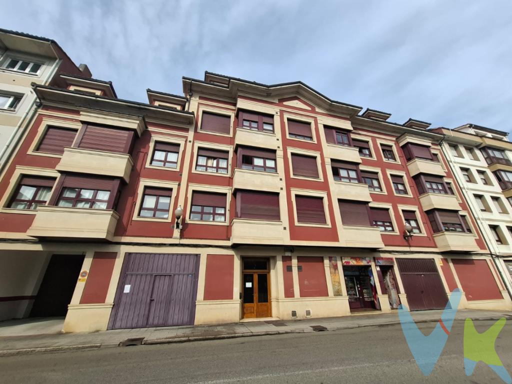Hace apenas unos días que fuimos a ver esta nueva exclusiva, era una mañana con sol, con ese ambiente de tranquilidad en la calle, donde la gente se saluda, donde el panadero sabe lo que vas a comprar, donde puedes tomar un café en la terraza de la plaza leyendo el periódico, donde no hay prisa....no se, fue una sensación de decir \"ostras, que bien se vive aquí!!!\"Es una vivienda con 2 dormitorios dobles, uno de ellos con baño en suite, una cocina independiente y completamente equipada, un amplio salón y un segundo baño. Tiene una terraza para su disfrute con casi 30m2 y unas vistas super despejadas y con un montón de sol. Es completamente exterior. Tiene algo más de  70 m2 útiles. Y aunque hemos podido comprobar que no es un problema aparcar, el piso dispone de una plaza de garaje en el propio edificio, con un espacio de trastero al fondoEl edificio en el que ubica el piso fue construido en 2005, dispone de ascensor. La calefacción y el ACS se suministra por gas naturalLa ubicación del inmueble es inmejorable, en pleno centro, pero en un entorno tranquilo, con supermercados, centro de salud, colegios, bares y comercio de cercanía a un paso y con una comunicación con toda Asturias perfecta por autovía. Y con un montón de playas a muy pocos minutos para poder escoger cada día una distinta.Estamos seguros que os gustará. Lo vemos?En el precio del inmueble no se incluyen los gastos de Notaría, Registro e Impuestos asociados a la operación.