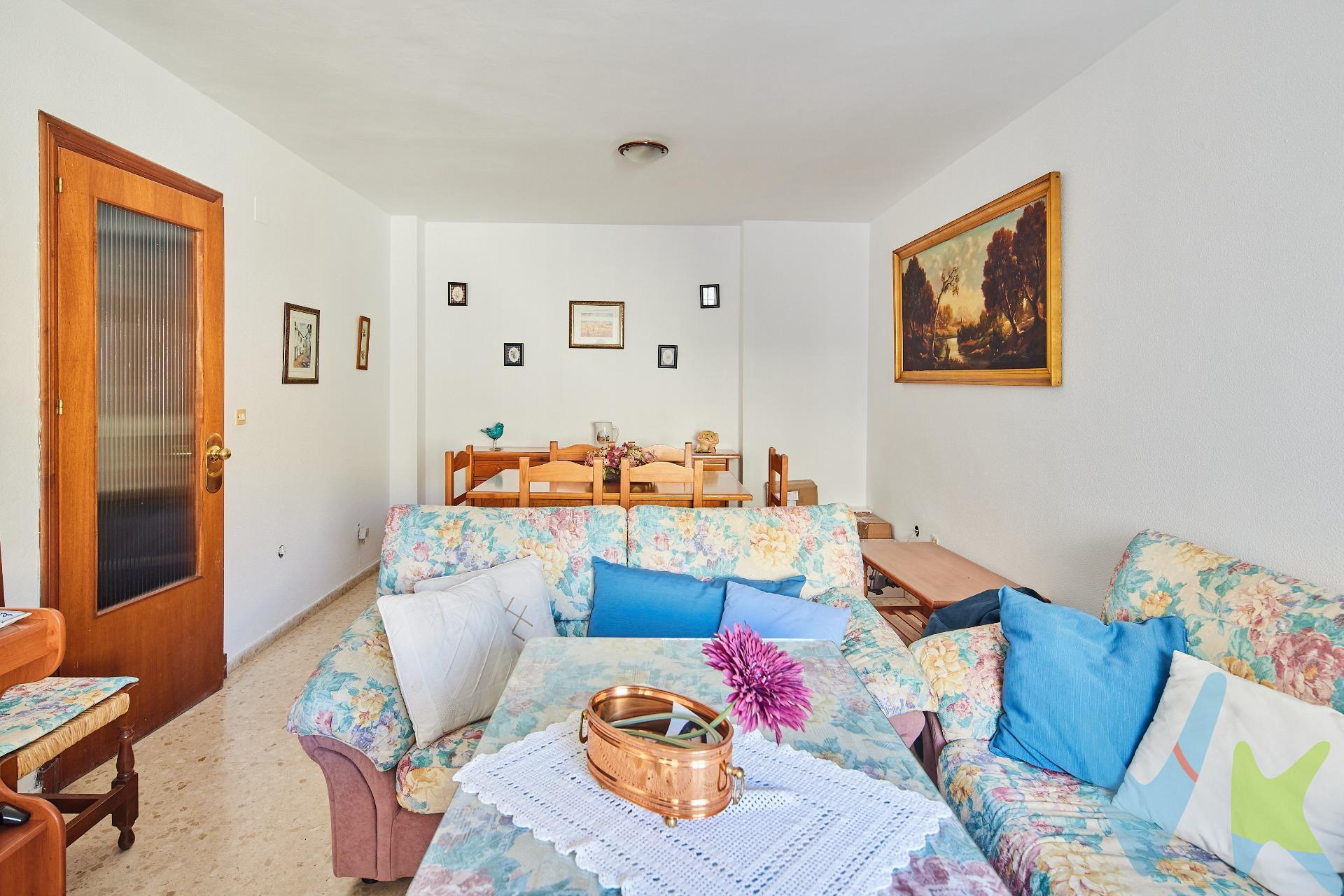 Amplio piso con gran potencial en pleno centro de Jerez. Descubre este piso interior de origen con una distribución ideal para familias o para quienes buscan espacio y comodidad en una ubicación privilegiada. La vivienda cuenta con 4 dormitorios, perfectos para adaptar a tus necesidades, ya sea como habitaciones, despacho o zona de estudio. Dispone de 2 baños completos, uno de ellos en suite en el dormitorio principal, lo que aporta un extra de confort y privacidad. El salón es amplio y luminoso, con acceso a una terraza. La cocina es independiente y cuenta con lavadero, aportando funcionalidad y orden al hogar. Situado en el corazón de Jerez de la Frontera, este piso está rodeado de todos los servicios esenciales: restaurantes, teatros, supermercados, colegios, transporte público y zonas de ocio. Una ubicación perfecta para disfrutar de la vida urbana sin renunciar a la tranquilidad. Una oportunidad única para adaptar a tu gusto y crear el hogar que siempre has imaginado en una de las mejores zonas de la ciudad. . *Informamos a nuestros clientes de que los gastos de notaría, registro, gestoría, impuestos y los honorarios de la agencia no están incluidos en el precio. Disponemos del documento informativo abreviado de la propiedad (según decreto 218/2005, del 11 de octubre) y de seguro de caución, para la protección del dinero entregado como señal para la reserva de una vivienda o inmueble. *Si estás interesado en esta vivienda, pero tienes que vender, contacta con nosotros, te ayudamos a encontrar comprador para tu inmueble.