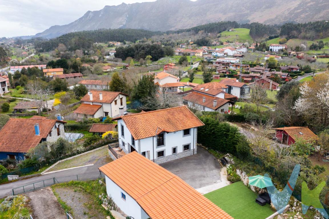  Se presenta a la venta una magnífica INVERSION !!!Casa independiente  con Parcela de 1704 metros y apartamento a estrenar en Planta Baja con entradas independientes y ambas con Licencia Vacacional situada en  el municipio de Ribadesella en Camango ,construida en 2007La casa cuenta con una extensión de 162 metros construidos, de los cuales 160 metros son útiles, Dispone de 2 Plantas: Planta Baja con Salon Cocina habitacion despacho y Baño y en la Primera Planta dispone de 4 amplias Habitaciones y 1 Baño Grande, lo que la hace ideal para familias numerosas o para aquellos que deseen disponer de espacio adicional.A todo esto se añade un apartamento de 28 metros en planta completamente reformado  con pequeña terraza y con acceso independiente lo que permite sacar una buena rentabilidad a cada propiedad al tener licencia vacacionalRodeando esta espléndida propiedad, se encuentra una generosa zona ajardinada, perfecta para disfrutar de momentos de relax o para organizar reuniones y actividades al aire libre. El interior de la casa ha sido diseñado cuidadosamente para ofrecer una distribución cómoda y práctica, maximizando el uso de cada espacio disponible. Le invitamos cordialmente a visitarla y descubrir por sí mismo todo lo que tiene para ofrecer.Gastos e impuestos no incluidos en el precio. Honorarios de intermediación inmobiliaria a cargo del vendedor y honorarios de mediación inmobiliaria del 2% más I.V.A. con un mínimo de 2000 euros mas I.V.A a cargo del compradorA título orientativo, en segundas transmisiones, el comprador abonará el Impuesto sobre Transmisiones Patrimoniales (ITP). Para consultar los porcentajes del ITP en Asturias puede hacerlo a través de la web oficial de servicios tributarios del Principado de Asturias https://sede.tributasenasturias.es/sites/sede/default/es_ES/Que-quieres-hacer/Transmisiones-Patrimoniales-y-AJD. La base imponible será el mayor valor entre precio de compraventa, tasación o valor de referencia catastral. Gastos de notaría y registro según aranceles variables según precio, número de copias y complejidad.  El comprador escoge libremente notario. El vendedor asume la plusvalía y el resto de gastos son del comprador. Si se precisa hipoteca: Tasación, condiciones y costes bancarios según entidad elegida por el comprador; así como los gastos de gestoría y cualesquiera otros inherentes a la formalización de la compraventa. De acuerdo con la ley, no se incluyen en el precio otros gastos o tributos que legalmente correspondan al comprador.. El consumidor tiene derecho, conforme a la normativa vigente, a disponer de información y documentación adicional relativa al inmueble y condiciones de la compraventa, accesible en la sede física . La agencia actúa exclusivamente como intermediaria en la operación. Cualquier compraventa y sus condiciones quedan sujetas en todo caso a la aceptación expresa del vendedor del inmueble y a la posterior formalización del correspondiente contrato. El presente anuncio tiene carácter meramente informativo; la información suministrada se corresponde con la disponible a la fecha de publicación, pudiendo variar en función de las circunstancias o actualizaciones legales, contractuales y fiscales.