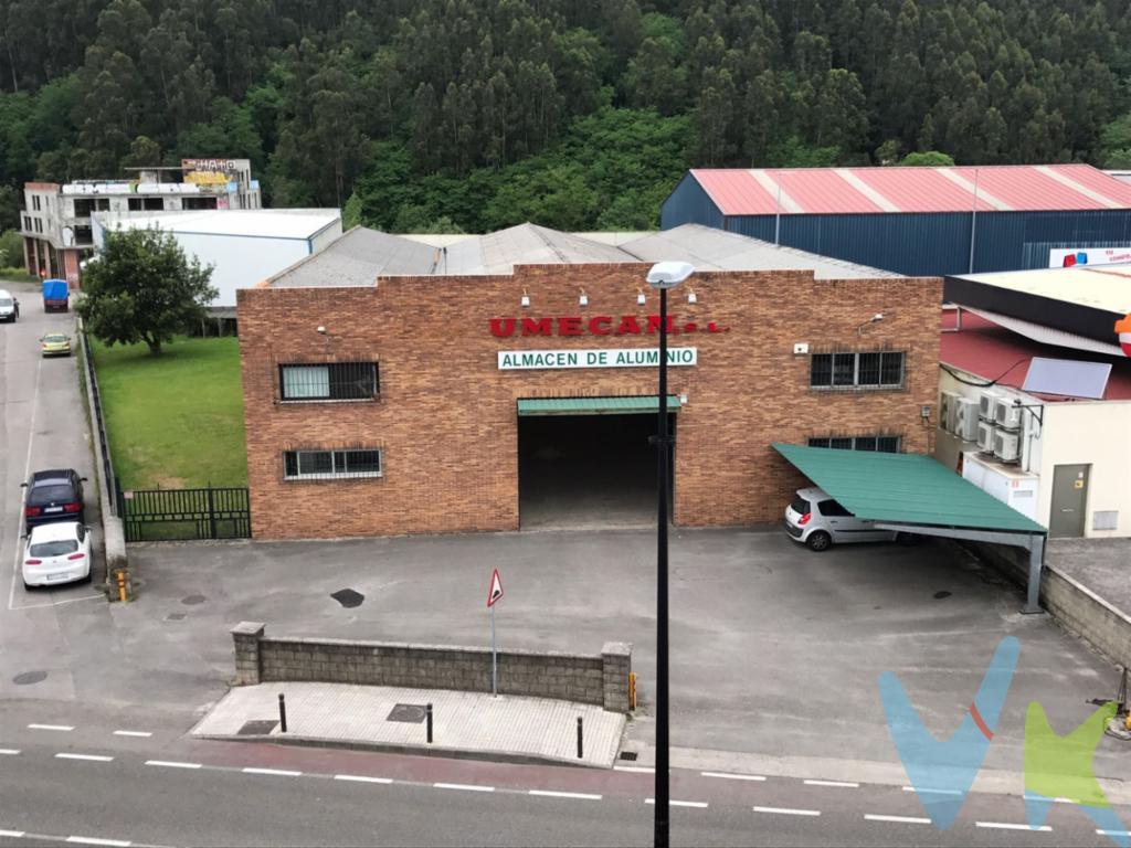 Nave independiente junto a carretera nacional. Enlace a autovía a 1 km. Muy luminosa. Aparcamiento privado. Zona urbana, con naves comerciales enfrente. (Concesionario de automóviles, etc) También en esta zona se realiza mercado todos los domingos. Terreno sobrante, con edificabilidad sin agotar. Doble altura , con puente grua de 3 Tnm. Nave principal de 845m2 en planta (con doble altura) , más las oficinas y zona de almacenaje de planta superior (de unos 200 m2 aprox) y almacén trasero de otros 140m2 con altura de unos 3 metros. Con buen acceso y maniobrabilidad para camiones largos.