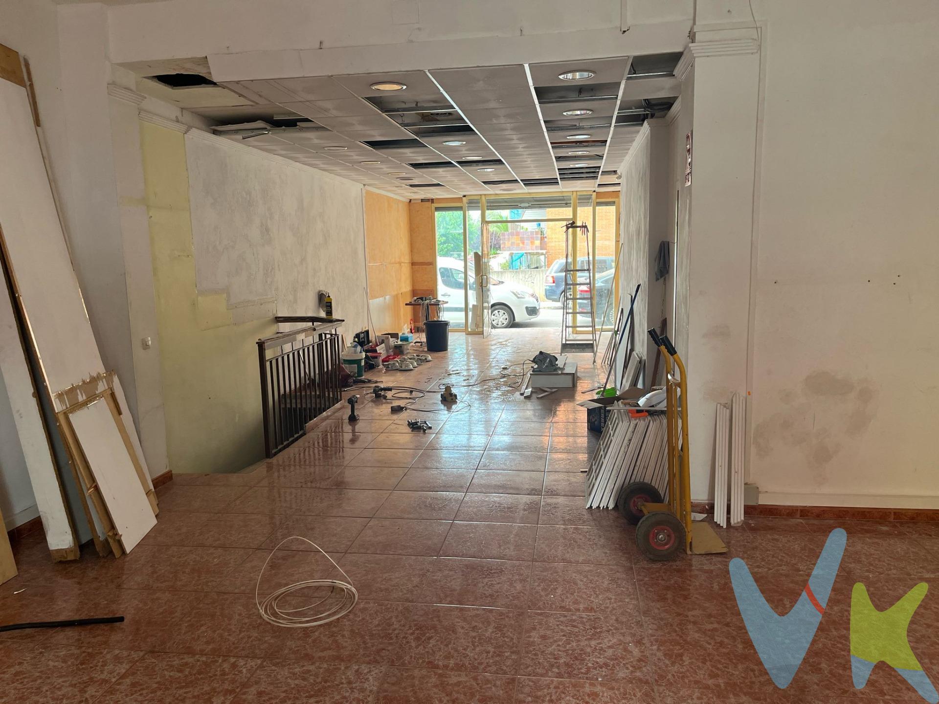 Local comercial esquinero en zona de paso. En  venta  en Vilanova i la Geltrú. Local diafano con 100 m2 en planta baja y 50 m2 en planta sótano. 2 persianas con escaparate muy amplio. Dispone también dos ventanas al amplio patio de la parte posterior