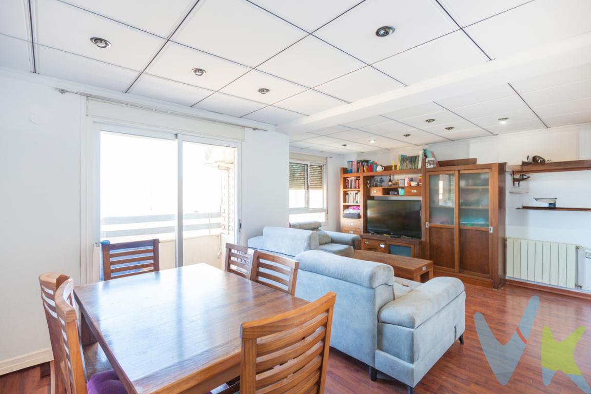  **¡Descubre tu próximo hogar en Alaquàs!**Presentamos a la venta un maravilloso piso que promete ser el refugio ideal para cualquier familia. Situado en el corazón de Alaquàs, esta propiedad ofrece una ubicación inmejorable, conectada con facilidad a través de líneas de tren y metro cercanas, brindando la comodidad perfecta para quienes trabajan o estudian en la ciudad.En el quinto piso de un edificio sólido, construido con esmero en 1981, este piso no solo ofrece comodidad, sino también una sensación de seguridad y tranquilidad. La presencia de un ascensor en el edificio asegura un acceso fácil y sin esfuerzo, añadiendo un punto más a la funcionalidad del lugar.El inmueble cuenta con tres generosas habitaciones que se adaptan perfectamente a las necesidades de una familia moderna. Estos espacios no solo son amplios, sino que también presentan una distribución que maximiza el confort y la privacidad. Dentro de los 106.11 metros útiles de este piso, encontrarás un diseño que equilibra la amplitud con la calidez, haciendo que cada habitación se sienta como un acogedor refugio personal.El área de la sala de estar invita a relajarse y disfrutar de momentos memorables en familia. Al abrir las puertas correderas, te recibirá un balcón que no solo aporta una luminosidad especial a todo el ambiente, sino que también se convierte en el rincón ideal para disfrutar de una fresca mañana o una tarde tranquila.Los 123 metros construidos de esta propiedad se han aprovechado al máximo, con espacios bien distribuidos que permiten una circulación cómoda y cenital entre las diferentes áreas. El diseño de planta abierta facilita la conexión entre las habitaciones y las áreas comunes, fortaleciendo así el sentido de hogar y bienestar.Aparte de su atractivo interior, la ubicación de este piso también es un factor determinante. Tener acceso cercano a líneas de tren y metro significa que podrás disfrutar de una movilidad excepcional, reduciendo el tiempo y el estrés asociado con el transporte diario. Alaquàs se presenta como un enclave lleno de vida, con todo tipo de servicios a tu alcance, desde colegios hasta supermercados y zonas de ocio, facilitando una vida diaria sin complicaciones.La propiedad ha sido mantenida en excelentes condiciones, lista para ser habitada sin necesidad de reformas. Cada detalle ha sido cuidado, esperando que sus futuros propietarios simplemente se muden y comiencen a disfrutar de su nuevo espacio. Deja que este piso se convierta en el escenario donde se tejan nuevas historias y se vivan grandes momentos.Te invitamos a realizar una visita para experimentar de primera mano todo lo que este hogar puede ofrecerte. ¡No pierdas la oportunidad de ver por ti mismo por qué este piso es una excelente elección! Da el siguiente paso hacia el hogar de tus sueños, estamos seguros de que cumplirá con todas tus expectativas. Ponte en contacto con nosotros para agendar un recorrido y déjanos ayudarte a descubrir todo lo que esta maravillosa propiedad tiene para ofrecer._________ La comercialización del presente inmueble se realiza en régimen de exclusiva, garantizando a la propiedad una gestión profesional, coordinada y sin interferencias externas. Trabajamos bajo el modelo de exclusiva compartida, colaborando activamente con otras agencias y profesionales que representen a posibles compradores o arrendatarios, con el objetivo de maximizar la difusión y las oportunidades de cierre.Por respeto a la propiedad y a sus ocupantes, se ruega no molestar directamente a propietarios o inquilinos. Para cualquier información adicional, concertar visita o plantear colaboración profesional, deberán dirigirse exclusivamente a nuestra oficina.La información contenida en este anuncio (incluyendo superficies, distribución, características, imágenes, planos y precios) tiene carácter meramente informativo y orientativo, no contractual, pudiendo estar sujeta a modificaciones, errores u omisiones sin previo aviso. Las superficies indicadas son aproximadas y no tienen carácter vinculante.El precio publicado no incluye impuestos ni gastos derivados de la operación (ITP, IVA, AJD, notaría, registro, gestoría u otros que legalmente correspondan).En caso de compraventa, los honorarios de intermediación inmobiliaria no están incluidos en el precio y serán satisfechos por la parte compradora de forma independiente, salvo pacto distinto.En caso de arrendamiento, la renta indicada no incluye suministros ni otros gastos repercutibles salvo indicación expresa en el anuncio. Las condiciones económicas y jurídicas definitivas se establecerán en el correspondiente contrato conforme a la normativa vigente. Los honorarios profesionales se aplicarán conforme a la legislación en vigor en el momento de la formalización del contrato.La propiedad podrá ser retirada del mercado o modificada en sus condiciones sin previo aviso, estando la oferta sujeta a disponibilidad. 