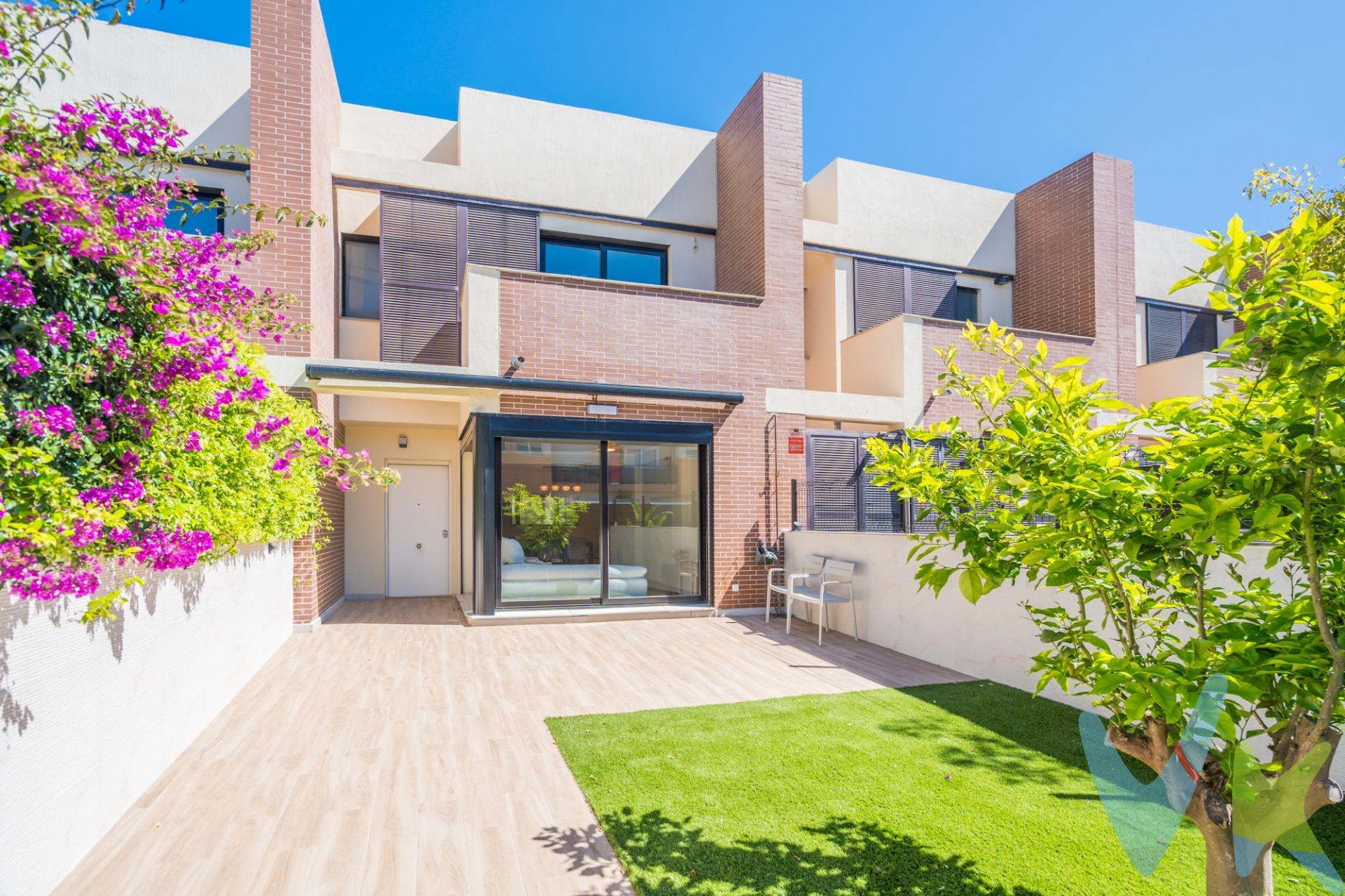 Adosado impecable y listo para entrar a vivir. ¿Buscas calidad de vida, amplitud y una ubicación inmejorable? Este espectacular adosado en San Antonio de Benagéber es la oportunidad que estabas esperando. En un estado de conservación casi nuevo y con una luminosidad excepcional en cada rincón, esta vivienda ha sido diseñada para el máximo confort y disfrute familiar. Espacios exteriores diseñados para el relax: La joya de la corona son sus dos amplias terrazas (delantera y trasera), ambas acabadas con césped artificial de alta calidad y zonas habilitadas para mobiliario de exterior. Son el escenario perfecto para cenas al aire libre, momentos de lectura o simplemente relajarte bajo el sol valenciano. Su distribución es inteligente y da mucha amplitud. La vivienda destaca por su comodidad, ofreciendo espacio para todos:. En su Planta Baja tenemos un amplio salón-comedor, la cocina independiente con lavadero, un práctico aseo de cortesía y una habitación adicional, ideal para despacho o invitados. La cocina está totalmente equipada y con acceso directo a la terraza posterior, que conecta con las fantásticas zonas comunes. En la Primera Planta tenemos la zona de descanso con 3 dormitorios dobles (todos con armarios empotrados) y 2 baños completos (uno de ellos en suite). Extras que marcan la diferencia: Sótano Privado que incluye un gran trastero y un garaje muy amplio. El acceso al garaje es a través de una entrada comunitaria, pero contarás con tu plaza privada con acceso directo y exclusivo a tu casa. La casa cuenta con Climatización total, lo que le confiere un confort garantizado todo el año mediante calefacción por radiadores (gas) y aire acondicionado por conductos en toda la vivienda. Tiene también zonas comunes perfectas para disfrutar de refrescantes chapuzones en lapiscina y de la seguridad de la zona infantil para los más pequeños. Su ubicación es estratégica, situado en una de las mejores zonas residenciales de Valencia, vivirás en un entorno tranquilo pero perfectamente conectado y con todos los servicios. A solo 20 minutos de Valencia capital y a 10 del aeropuerto. Acceso ultra rápido a la autovía CV-35. Cerca de todos los servicios: colegios, supermercados y centros deportivos. ¡No dejes escapar esta oportunidad! Ven a visitar la casa de tus sueños y empieza a disfrutar de la vida que mereces. 