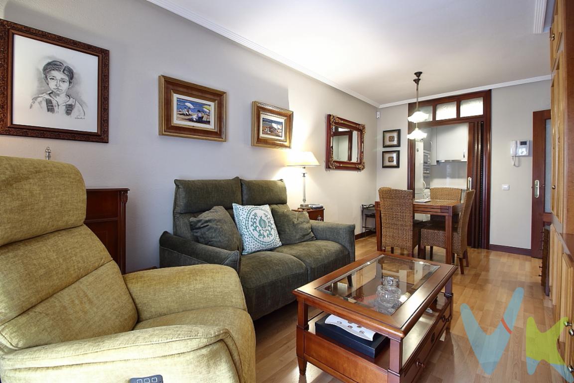 Piso impecable con garaje y ascensor en Laviada  ¡Listo para entrar a vivir!Superficie: 53 m² construidos / 47 m² útiles.Habitaciones: 1 habitación doble.Planta: 2ª planta con ascensor.Extras: Plaza de garaje incluida en el precio.Año de construcción: 1995 (edificio moderno y bien conservado).¿Buscas comodidad, ubicación y plaza de garaje en Gijón? Este encantador piso en el codiciado barrio de Laviada es la oportunidad perfecta tanto para convertirlo en tu nuevo hogar como para realizar una inversión segura con alta rentabilidad de alquiler. Un espacio optimizado, cálido y listo para disfrutar. Características PrincipalesEspacio optimizado: Distribución inteligente que maximiza cada metro cuadrado.Santuario de descanso: Habitación espaciosa, luminosa y diseñada para el relax.Acabados de calidad: Detalles cuidados que aportan un ambiente acogedor y moderno.Comodidad total: Acceso directo en ascensor y plaza de garaje en el mismo edificio. Ubicación Inmejorable (Laviada, Gijón)Conectividad excelente: A un paso de paradas de autobús y principales accesos.Todo a mano: Rodeado de tiendas, supermercados, restaurantes y centros de ocio.Entorno ideal: Barrio tranquilo pero con vida, perfecto para pasear y disfrutar de Gijón.¡No dejes escapar esta oportunidad única! Las visitas se organizan bajo cita previa. Contacta con nosotros hoy mismo para resolver tus dudas y agendar tu visita. ¡Tu nueva vida en Laviada empieza aquí!Gastos e impuestos no incluidos en el precio. En segundas transmisiones, el comprador abona el ITP (porcentajes en Asturias: https://sede.tributasenasturias.es/sites/sede/default/es_ES/Que-quieres-hacer/Transmisiones-Patrimoniales-y-AJD), calculado sobre el mayor valor entre precio, tasación o valor de referencia catastral. Notaría y registro según aranceles variables; el comprador elige notario. El vendedor asume la plusvalía municipal; el resto de gastos (incluida hipoteca: tasación, costes bancarios, gestoría y formalización) son del comprador.Honorarios: intermediación a cargo del vendedor; mediación a cargo del comprador del 2% + IVA, mínimo 2.000  + IVA.El consumidor puede solicitar información y documentación adicional en la sede física o por correo electrónico de la Agencia (contacto en la web). La agencia actúa solo como intermediaria; toda compraventa queda sujeta a la aceptación expresa del vendedor y a la formalización del contrato. Anuncio meramente informativo: los datos corresponden a la fecha de publicación y pueden variar por actualizaciones legales, contractuales o fiscales.  
