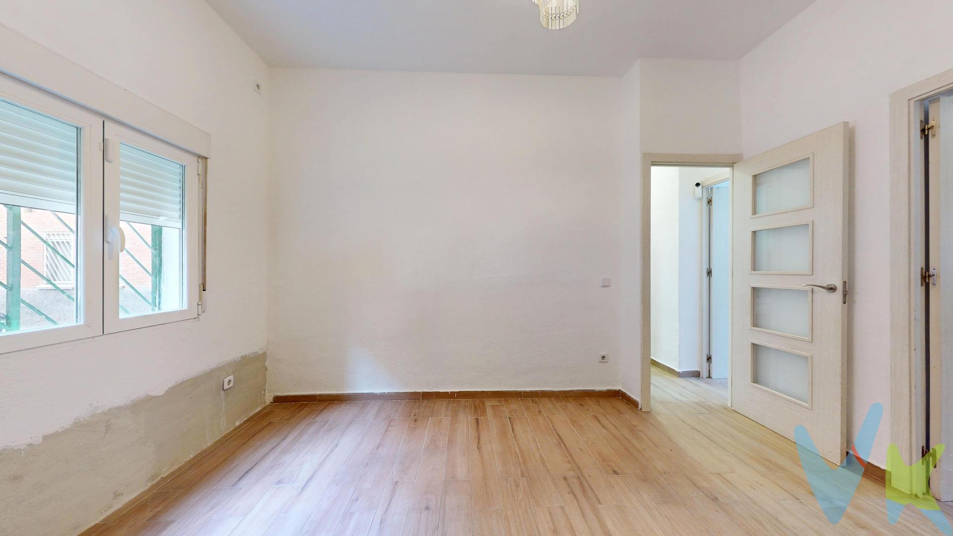 Si buscas una planta baja y te dan miedo las humedades , está es tú vivienda obra recién realizada de capilarización y filtración con garantía de 30 años sin humedades, resulta ideal para personas mayores, con movilidad reducida o familias con carritos, eliminando la dependencia del ascensor. Vivienda muy bien distribuida y semireformada, 3 dormitorios, salón, cocina y baño, reformado electricidad, fontanería, suelos , puertas interiores y alguna de las ventanas. Ideal para personas con movilidad reducida, parejas jovenes primera vivienda o inversión. ¡Oportunidad de inversión con rentabilidad neta estimada superior al 7.5% en Madrid capital!Se vende planta baja en la Calle López Grass 36, en el consolidado barrio de Numancia. Una ubicación estratégica con demanda de alquiler garantizada durante todo el año, ideal tanto para inversores tradicionales como para proyectos de coliving o alquiler por habitaciones. El apartamento se encuentra a escasos metros de la M-30, la frontera que separa el centro de Madrid del distrito de Puente de Vallecas. Cruzar esa línea supone pagar el doble por los mismos metros cuadrados. Comprar aquí permite disfrutar de todas las ventajas de vivir junto a la almendra central de Madrid (Retiro, Arganzuela, Pacífico), pero a un precio por metro cuadrado infinitamente más competitivo y accesible. Puntos de interés de la zona:. Transporte: Metro Nueva Numancia línea 1 a 10 minutos de la Puerta Del Sol, varios autobuses nº54, nº57, nº58, nº10, nº310. Educación: Colegio Divina Pastora, Nueva Numancia, Colegio Nuestra Señora de la Estrella, IES Vallecas I, Colegio Tajamar. Centro de salud:  Peña Prieta. (Con todo tipo de especialistas y urgencias). Supermercado: Carrefour Market, Mercadona, Alcampo, Prima Prix, Ahorramás. Centro deportivo: Centro Deportivo Municipal Wilfred Agbonavbare: . Autopistas:  Cercano a A-3 y M-30. No se la juegue con la compra más importante de tu vida,  30 años en la zona nos avalan. En cumplimiento de lo dispuesto en el artículo 20 del Texto Refundido de la Ley General para la Defensa de los Consumidores y Usuarios, en su redacción vigente desde el 28 de diciembre de 2025, se informa expresamente de que el precio publicado no incluye los impuestos ni los gastos adicionales derivados de la compraventa, tales como el Impuesto de Transmisiones Patrimoniales o el IVA en su caso, Actos Jurídicos Documentados, aranceles notariales y registrales u otros gastos inherentes a la operación, los cuales se determinarán en función del precio final de cierre de la compraventa. El precio final ofertado respeta la normativa reguladora de precios que resulte aplicable. Asimismo, la presente operación devengará honorarios de intermediación profesional equivalentes, como máximo, al 3% del precio final de compraventa, más el IVA vigente, que serán abonados por la parte compradora. 