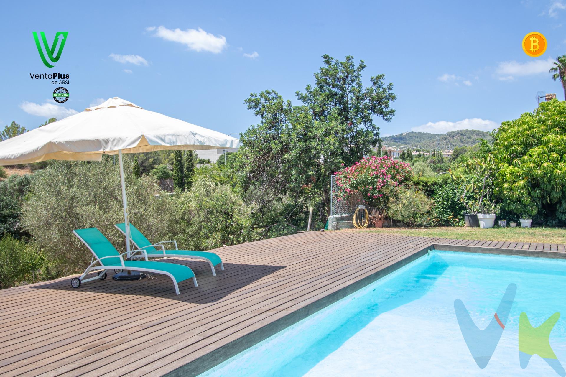 . Descubre esta villa moderna y acogedora en Son Roqueta, una tranquila zona residencial de La Vileta, en Palma de Mallorca. Es el lugar perfecto si buscas calma, privacidad y buena conexión con todos los servicios: supermercados, colegios internacionales, zonas verdes, instalaciones deportivas y fácil acceso al centro de Palma y a la vía de cintura. Construida sobre una amplia parcela de 1.023 m², esta propiedad ofrece espacios amplios y bien distribuidos, con 226 m² construidos en una sola planta. Todo está pensado para una vida cómoda, funcional y familiar. La casa dispone de 3 dormitorios dobles, cada uno con un altillo y zona de oficina privada, 3 baños completos y un despacho adicional, ideal para trabajar desde casa o como sala de estudio. La cocina con isla, abierta al salón y con grandes ventanales, es el corazón de la vivienda: un espacio perfecto para cocinar, compartir y disfrutar. En el exterior, la villa enamora: piscina privada, porches cubiertos, solárium, jardín mediterráneo, pista de baloncesto y aparcamiento para tres vehículos. Su orientación sur garantiza luz natural durante todo el día y vistas despejadas con atardeceres únicos. Construida en 2004, se encuentra en excelente estado y cuenta con cédula de habitabilidad, certificado energético, calefacción en todas las estancias y ventiladores de techo. Una vivienda cómoda, eficiente y lista para entrar a vivir. 💫 Una casa perfecta para familias que buscan algo más que una vivienda: un verdadero hogar en Mallorca. ✅ Propiedad certificada por ABSI (Asociación Balear de Servicios Inmobiliarios), lo que garantiza que toda la documentación ha sido revisada y que forma parte de la bolsa de propiedades en multiexclusiva. 🏢 Inmobiliaria registrada en el Registre Oficial d’Agents Immobiliaris de les Illes Balears. Número de registro: GOIBE747077/2024. 
