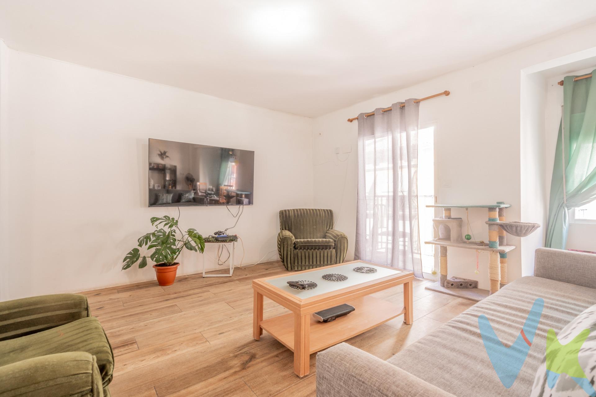 Encantadora vivienda en el corazón de Nazaret – Lista para entrar a vivir. Si estás buscando un hogar acogedor, bien ubicado y con mucho potencial, ¡esta es tu oportunidad!. Situada en la calle principal de Nazaret, esta luminosa vivienda se encuentra a un paso del mercado m, Cosum, y con excelente conexión gracias a la parada de metro y autobús. Ideal para quienes valoran la tranquilidad sin renunciar a la comodidad de tenerlo todo cerca. ✨ Características destacadas:. Vivienda muy luminosa y amplia, con una distribución cómoda y funcional. Dos habitaciones con posibilidad de habilitar una tercera según tus necesidades. Se encuentra en una segunda altura sin ascensor, en una finca tranquila. Gastos de comunidad  bajos. En perfecto estado para entrar a vivir desde el primer día. Una opción ideal tanto para familias como para parejas o inversores que buscan calidad de vida y buena ubicación. ....................................................................... Por mandato expreso del propietario, comercializamos este inmueble en exclusiva, lo que le garantiza el acceso a toda la información, a un servicio de calidad, un trato fácil, sencillo y sin interferencias de terceros. Por este motivo, se ruega no molestar al propietario, a los ocupantes de la propiedad o a los vecinos. Muchas gracias por su comprensión. Si usted es agente inmobiliario y tiene un cliente para este inmueble, llámenos: estaremos encantados de colaborar. Está disponible y a tu alcance, no esperes más y ven a visitarla