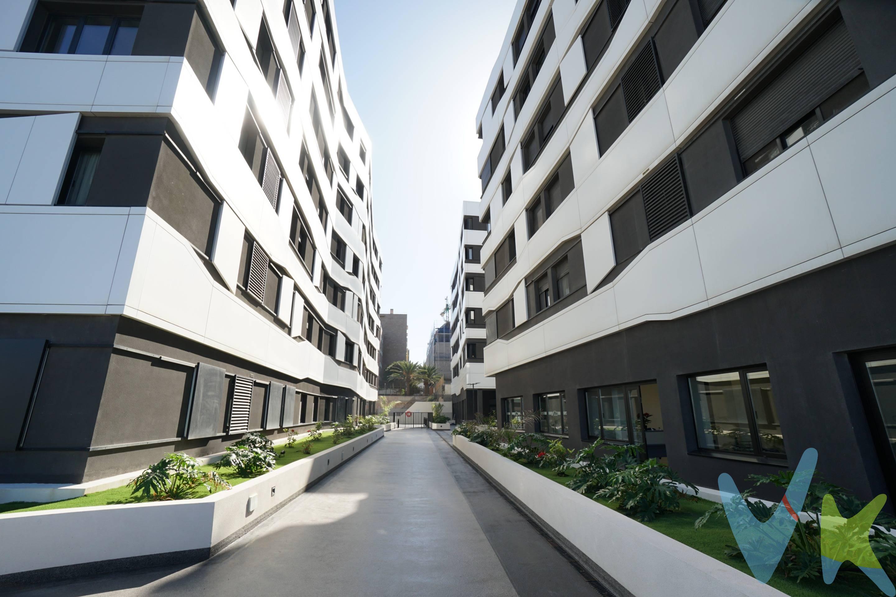 ¡Descubre tu nuevo hogar en este exclusivo piso a estrenar con todas las comodidades que siempre has soñado! Con 4 habitaciones espaciosas, 2 baños elegantes, un acogedor salón, y una cocina moderna y funcional, este inmueble es la combinación perfecta de confort y estilo. Ubicado estratégicamente cerca del Hospital Doctor Negrín, este piso ofrece la tranquilidad de tener atención médica cercana. Además, su proximidad a la famosa playa de Las Canteras te brinda la oportunidad de disfrutar de días soleados y relajantes momentos frente al mar. ¿Te encanta ir de compras? Este hogar se encuentra a pocos minutos de reconocidos centros comerciales, donde podrás encontrar una amplia variedad de tiendas y opciones gastronómicas. Los colegios cercanos hacen de esta ubicación una elección ideal para familias, asegurando una educación de calidad para tus seres queridos. La excelente conexión de transporte facilita desplazarse por la ciudad, permitiéndote aprovechar al máximo todo lo que este lugar tiene para ofrecer. Además, contar con un garaje y trastero proporciona la comodidad que necesitas para almacenar tus pertenencias de manera segura. ¿Te preocupa mantenerte en forma? No hay problema. Este complejo residencial incluye un gimnasio totalmente equipado, para que puedas mantener tu rutina de ejercicios sin salir de casa. Además, podrás relajarte y disfrutar de días soleados en la piscina, convirtiendo tu hogar en tu propio oasis privado. No pierdas la oportunidad de vivir en este espectacular piso que combina lujo, comodidad y ubicación privilegiada. ¡Contáctanos hoy para agendar una visita y descubre tu nuevo hogar!