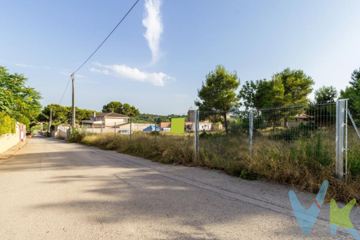 ¡Descubra la oportunidad única de adquirir una impresionante finca en la distinguida zona de Charcos secs en Torrent! Esta es la ocasión perfecta para aquellos que buscan invertir en un terreno excepcionalmente ubicado y lleno de posibilidades. Ofrecemos en venta esta espléndida parcela.Ubicada en una de las zonas más prestigiosas y con mayor proyección de Torrent, esta amplia parcela destaca por su entorno natural y tranquilo. La finca se extiende generosamente, ofreciendo espacio más que suficiente para que sus ideas cobren vida. Las vistas panorámicas que se pueden disfrutar desde aquí son simplemente impresionantes, convirtiéndose en el telón de fondo ideal..La ubicación en la zona de Charcos Secs ofrece una excelente combinación de privacidad y accesibilidad. Se encuentra a tan solo unos minutos del centro de Torrent, asegurándole acceso a todas las comodidades y servicios que pueda necesitar. Además, su cercanía a las principales vías de comunicación le permitirá llegar fácilmente a otras localidades cercanas, así como al centro de la ciudad de Valencia.El entorno que rodea esta finca es simplemente inigualable, ofreciendo un ambiente sereno y lleno de naturaleza, ideal para desconectar del bullicio de la vida urbana. Esta es la elección perfecta para quienes buscan tranquilidad sin renunciar a las conexiones necesarias para el día a día. La posibilidad de desarrollo en un espacio tan bien ubicado es una inversión segura y de futuro asegurado.Invitamos a los interesados a experimentar en primera persona todo lo que esta finca tiene para ofrecer. La sensación de espacio y libertad que se percibe al caminar por esta parcela es imposible de transmitir solamente con palabras. Solamente una visita podrá hacerle justicia a esta magnífica oferta.No deje pasar esta oportunidad de adquirir un terreno con tantas posibilidades en un enclave tan privilegiado, esta finca es la plataforma perfecta para sus aspiraciones. Aproveche esta inversión inmobiliaria única en Torrent. ¡Esperamos su visita para que pueda convencerse de que esta es su próxima gran adquisición! Contáctenos para organizar una visita y conozca cada detalle de su futuro espacio personal o de inversión. Su nueva vida empieza aquí, en Torrent.Por mandato expreso del propietario, COMERCIALIZAMOS ESTE INMUEBLE EN EXCLUSIVA, lo que le garantiza el acceso a toda la información, a un servicio de calidad, un trato fácil, sencillo y sin interferencias de terceros. Por este motivo, se ruega NO MOLESTAR AL PROPIETARIO, a los ocupantes de la propiedad o a los vecinos. Muchas gracias por su comprensión.   La oferta está sujeta a cambios de precio o retirada del mercado sin previo aviso. Este anuncio en su conjunto, incluyendo textos, fotos, imágenes o cualquier otro contenido de este, no es vinculante dado que la información es ofrecida por terceros y puede contener errores. Se muestra a título informativo y no contractual.  El precio anunciado NO INCLUYE los impuestos, ni los gastos como, Notario, Registro de la Propiedad, ni los honorarios de la agencia inmobiliaria.  Esta propiedad se pone a la venta con toda la documentación comprobada y en regla, por lo que ofrecemos GARANTIAS a los compradores.  Si tienes que vender antes tu vivienda, llámanos y te asesoramos cómo hacerlo para además tener los mínimos gastos posibles y todas las garantías.