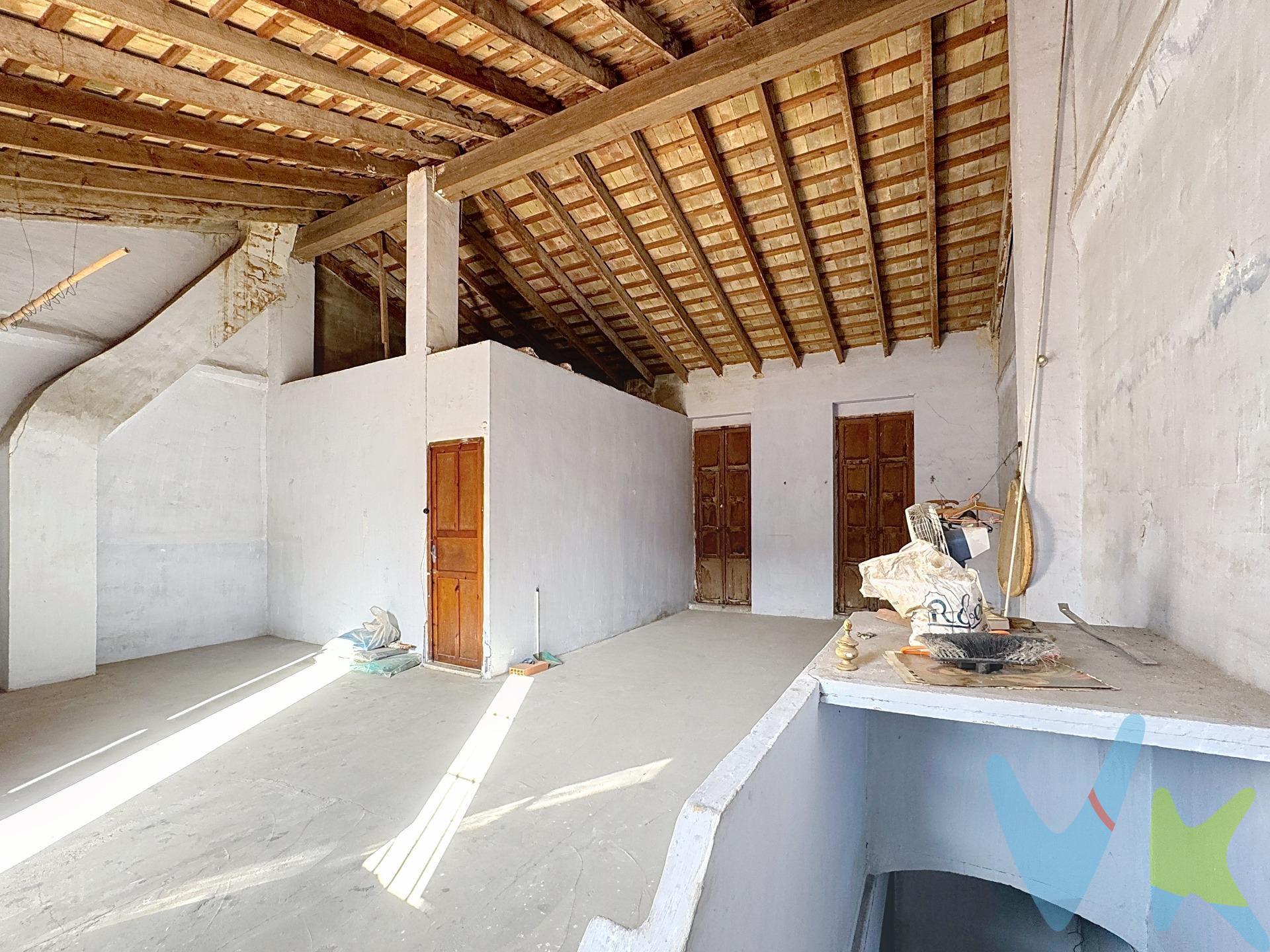 Ponemos a la venta esta casa con un potencial inmenso, ubicada en la prestigiosa Avenida País Valencia de Silla. Es la propiedad ideal para aquellos que sueñan con diseñar su hogar desde cero y adaptarlo completamente a sus necesidades y estilo de vida, aprovechando al máximo cada rincón. Características Principales y Distribución Actual:. Superficie: La vivienda cuenta con una generosa superficie de 190 metros cuadrados construidos, ofreciendo múltiples posibilidades de distribución y diseño. Distribución: Se encuentra distribuida en dos plantas, lo que permite crear ambientes diferenciados para el día y la noche, o incluso dos viviendas independientes si se desea. Exteriores:. Patio: Dispone de un amplio patio interior de aproximadamente 60 metros cuadrados, un espacio perfecto para crear un jardín urbano, zona de barbacoa, comedor de verano o una piscina. Solarium: La propiedad incluye un solárium en la parte superior, ideal para disfrutar del sol y de las vistas, o como zona de chill-out. Elementos Arquitectónicos de Origen:. Suelos: Conserva los suelos de mosaico originales, un elemento de gran valor estético que puede ser restaurado para añadir carácter y calidez a la reforma. Techos: Destacan sus techos altos, que aportan una sensación de amplitud y luminosidad, y ofrecen la posibilidad de instalar vigas vistas o dejar las molduras originales. Estancias Actuales: Actualmente, la casa está distribuida en 4 amplias habitaciones, una cocina-comedor que incluye una tradicional chimenea, y un cuarto de baño. Estas estancias son la base perfecta para una redistribución moderna y funcional. Potencial de Reforma:. Los 190m2 brindan un lienzo en blanco para ejecutar la casa de tus sueños. Podrías contemplar:. 1. Planta Baja: Crear un amplio salón de concepto abierto con vistas al patio, una cocina gourmet con isla, un aseo de cortesía y una zona de home office o dormitorio de invitados. 2. Planta Superior: Destinarla a la zona de descanso con 3 o 4 dormitorios dobles (uno de ellos tipo suite con vestidor y baño privado) y un baño completo compartido. 3. Zona Exterior: El patio de 60m2 se puede convertir en un oasis de tranquilidad. Esta casa representa una excelente inversión para quien busca una vivienda con encanto, y la libertad de personalizar cada detalle en una ubicación céntrica de Silla.