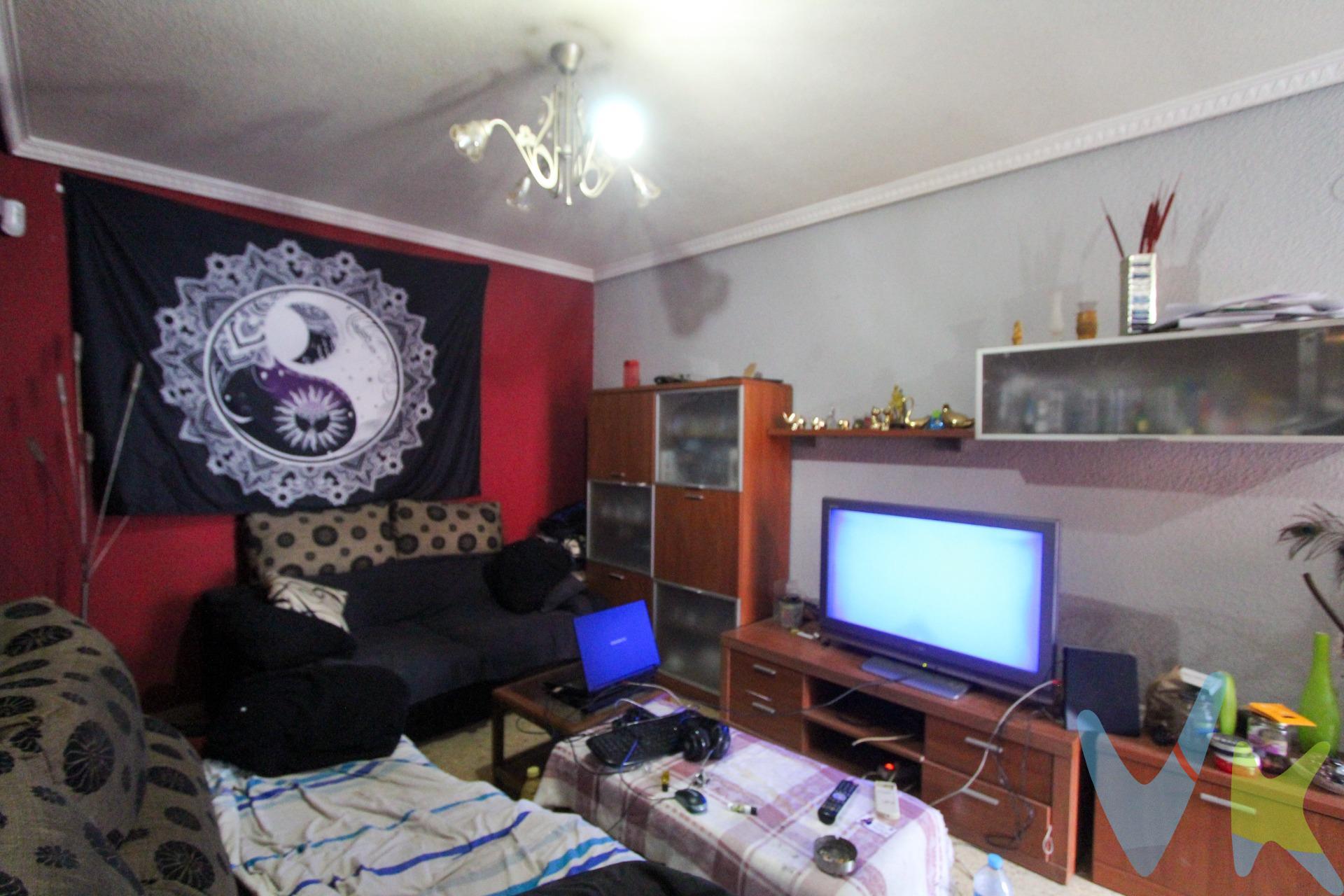 Este acogedor y luminoso piso en venta es ideal para quienes buscan comodidad y una excelente ubicación. Situado en una finca bien cuidada con ascensor, la vivienda cuenta con tres amplios dormitorios, un baño completo y un aseo adicional, lo que la hace perfecta para familias o aquellos que necesitan espacio extra. La distribución del piso es funcional y equilibrada, destacando una cocina independiente con suficiente espacio de almacenamiento y ventilación. Además, la vivienda dispone de dos balcones que permiten la entrada de luz natural y ofrecen vistas despejadas. Su orientación exterior garantiza luminosidad en todas las estancias a lo largo del día. Ubicado en una zona estratégica, el piso ofrece fácil acceso desde la autovía y se encuentra a pocos minutos del metro, lo que facilita la movilidad. Además, la zona cuenta con todos los servicios esenciales, como supermercados, colegios, parques y centros de salud. Este piso es una excelente opción para quienes buscan un hogar confortable, bien ubicado y listo para entrar a vivir. La descripción del presente inmueble e imágenes tienen mero carácter informativo y en ningún caso carácter contractual, pudiendo ser modificados por la inmobiliaria comercializadora sin que ello implique responsabilidad alguna frente a terceros. En el precio de venta a público, esta propiedad NO incluye los gastos de adquisición (Notario, registro, gestión, honorarios, etc…). 