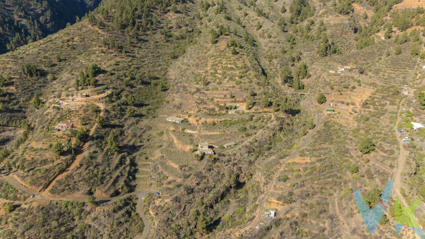 *¡OPORTUNIDAD ÚNICA EN ARAFO, TENERIFE!* 🌳. Se vende espectacular terreno rústico de *130.000 m²* con *increíbles vistas* y un gran potencial. Esta propiedad cuenta con:. 🏡 *Casa para restaurar*: Ideal para transformarla en tu hogar soñado o en un acogedor alojamiento turístico. 🐴 *Cuadra (para reformar)*: Perfecta para convertirla en un almacén o en un espacio para tus proyectos. 💧 *Tanque de agua*: Un recurso fundamental para el riego y el uso sostenible. Dispone de cueva que podrá utilizar como almacén o bodega. 🌞 *Potencial de uso: ¡Ideal para proyectos de energía renovable! También es perfecto para desarrollar un negocio de **domos o cabañas*, aprovechando el entorno natural y las vistas impresionantes que ofrece la zona. Esta es una oportunidad increíble para quienes buscan un espacio único en la naturaleza, con la posibilidad de crear algo extraordinario. *¿Interesado?* No dudes en contactar para más información o para programar una visita. ¡Tu futuro empieza aquí!. Datos meramente informativos sin valor contractual. Impuestos y gastos de transmisión no incluidos en el precio de venta. NO HIPOTECABLE. 